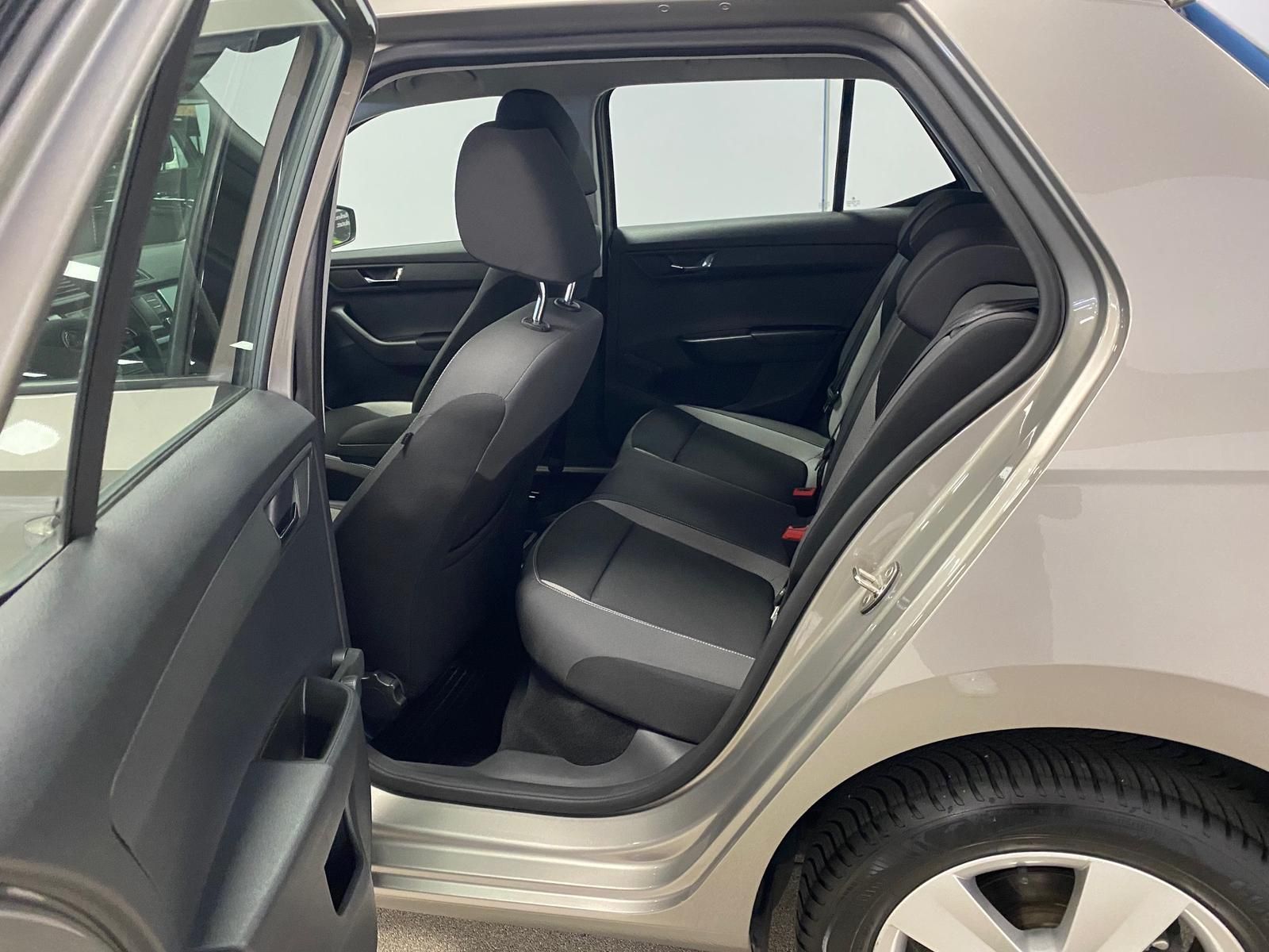 Fahrzeugabbildung SKODA Fabia 1.0 TSI DSG Ambition+Allwetter+PDC+1.Hand+