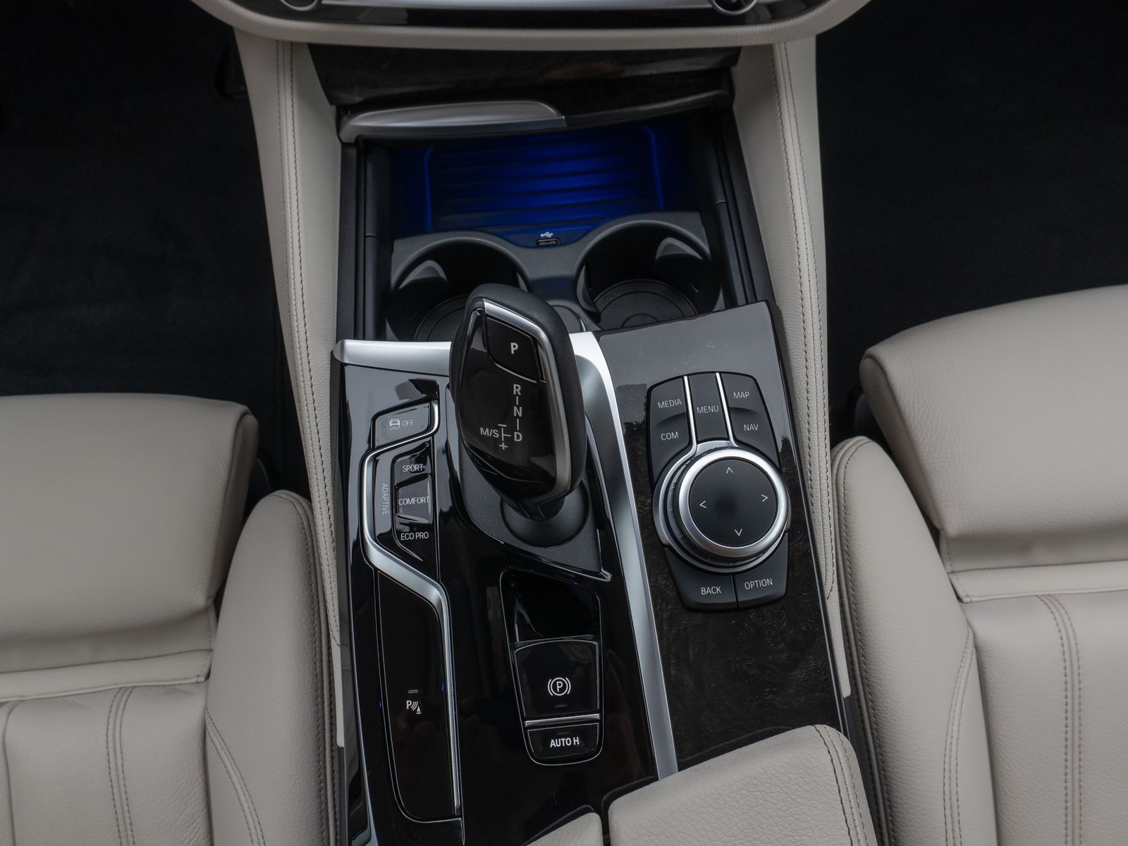Fahrzeugabbildung BMW 520i Luxury Line Kamera HUD DAB B&W Alarm Sport