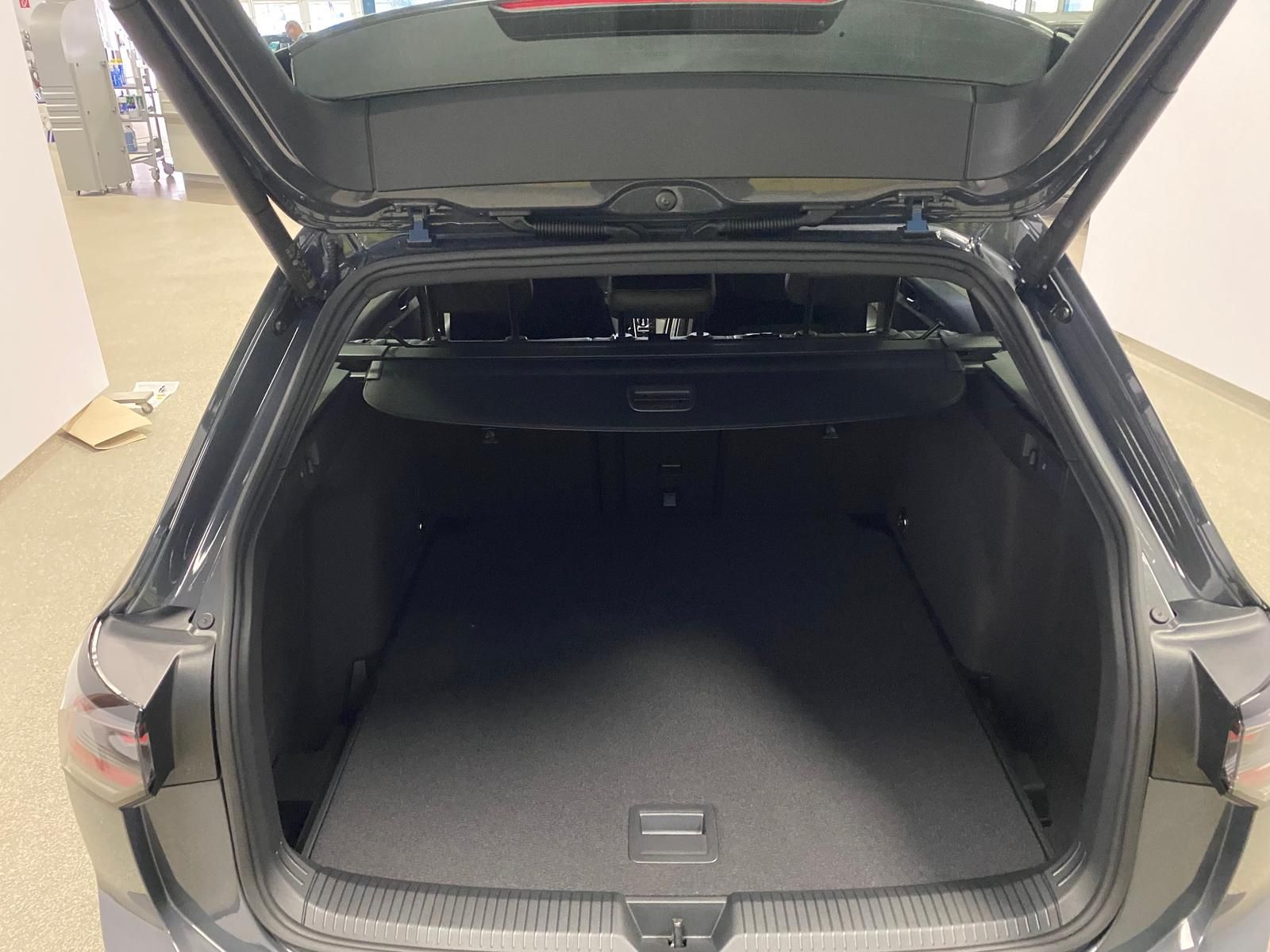 Fahrzeugabbildung Volkswagen Golf Variant1.5 eTSI R-Line Black Style+IQ.LIGHT