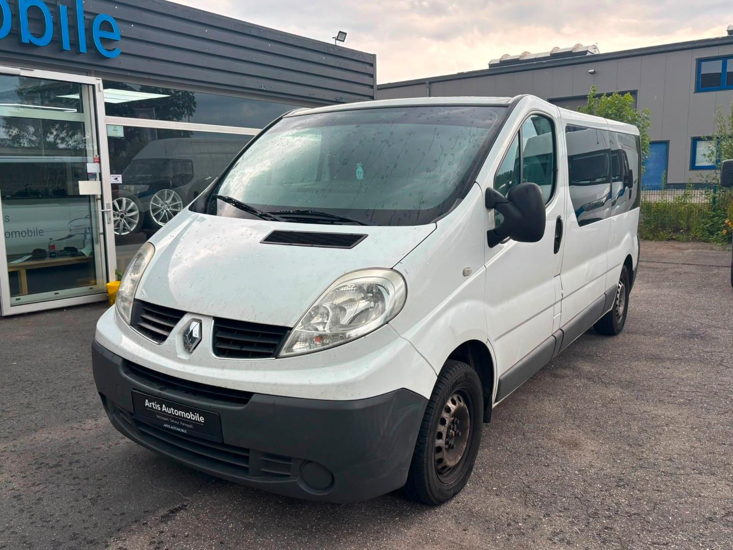 Renault Trafic 2008 — rear view
