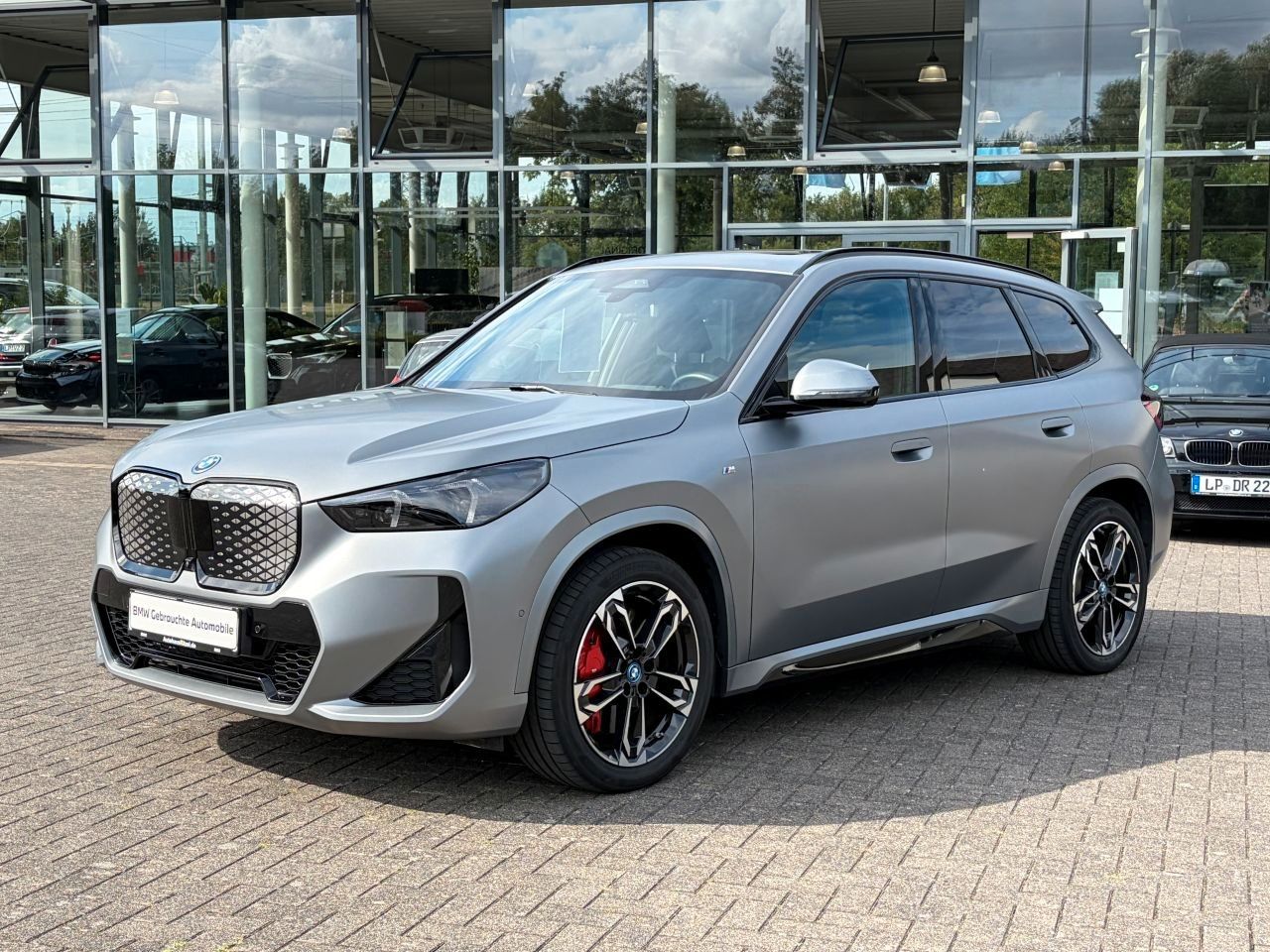 BMW iX1 30 xDrive M Sport Pro Glasdach AHK schw foto 1