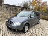 Volkswagen Touran 1.4 TSI Highline Navi Leder PDC AHK TÜV - Volkswagen Touran aus 2006: Highline