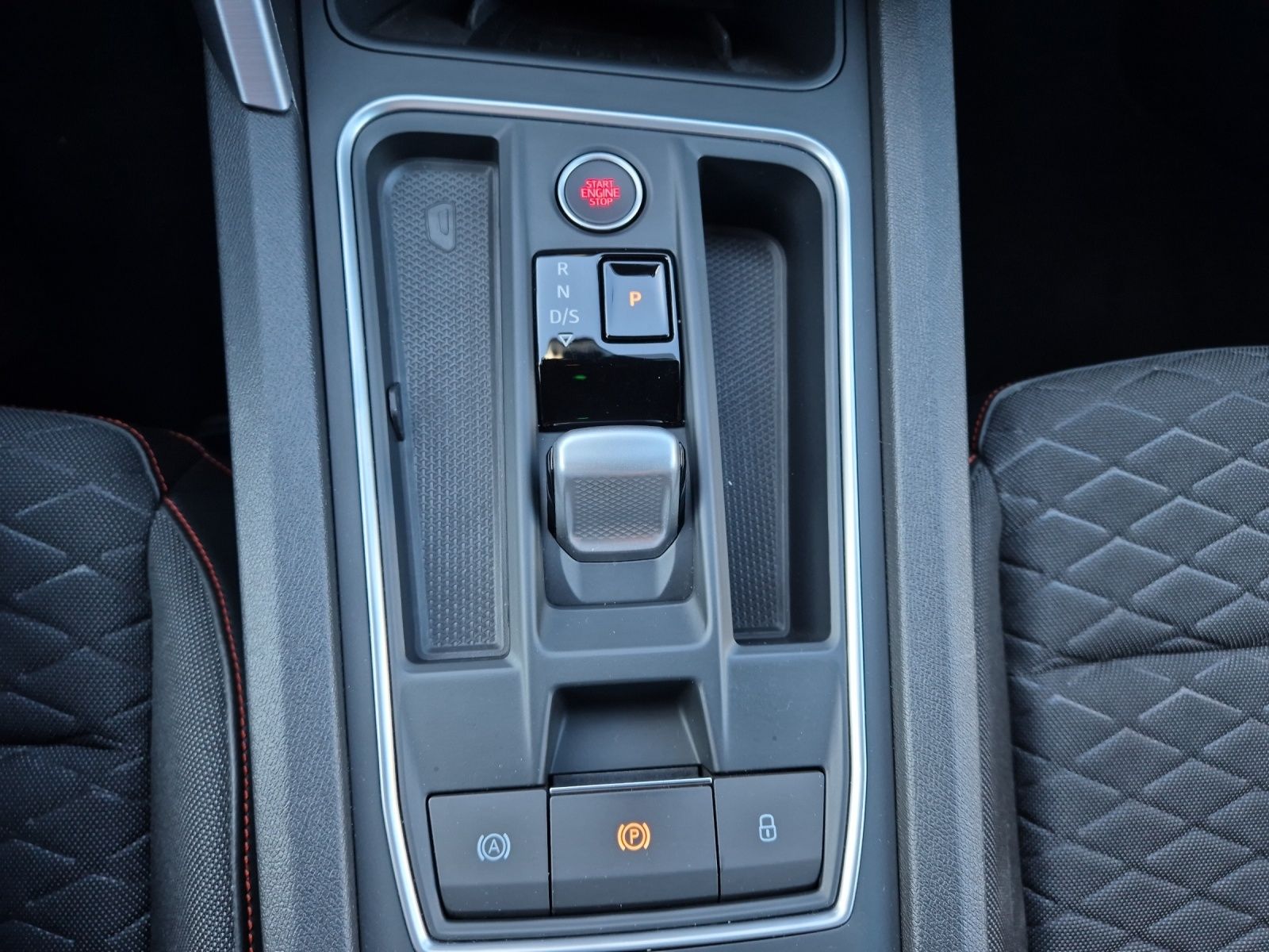 Fahrzeugabbildung SEAT Leon eTSI FR-Line DSG LED Navi ACC RFK SH 18"