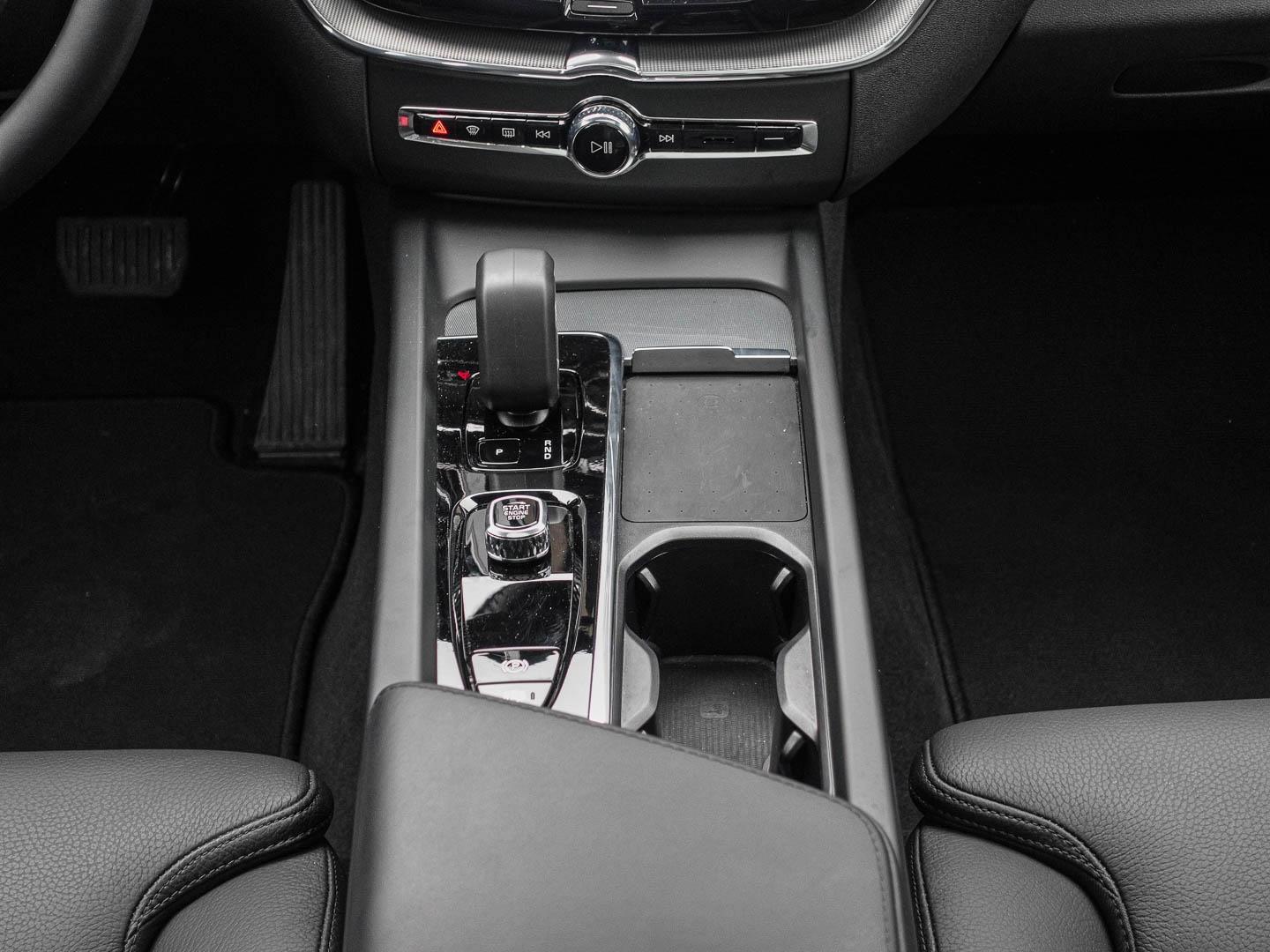 Volvo XC60 Plus Dark Recharge Plug-In Hybrid AWD T6 Tw