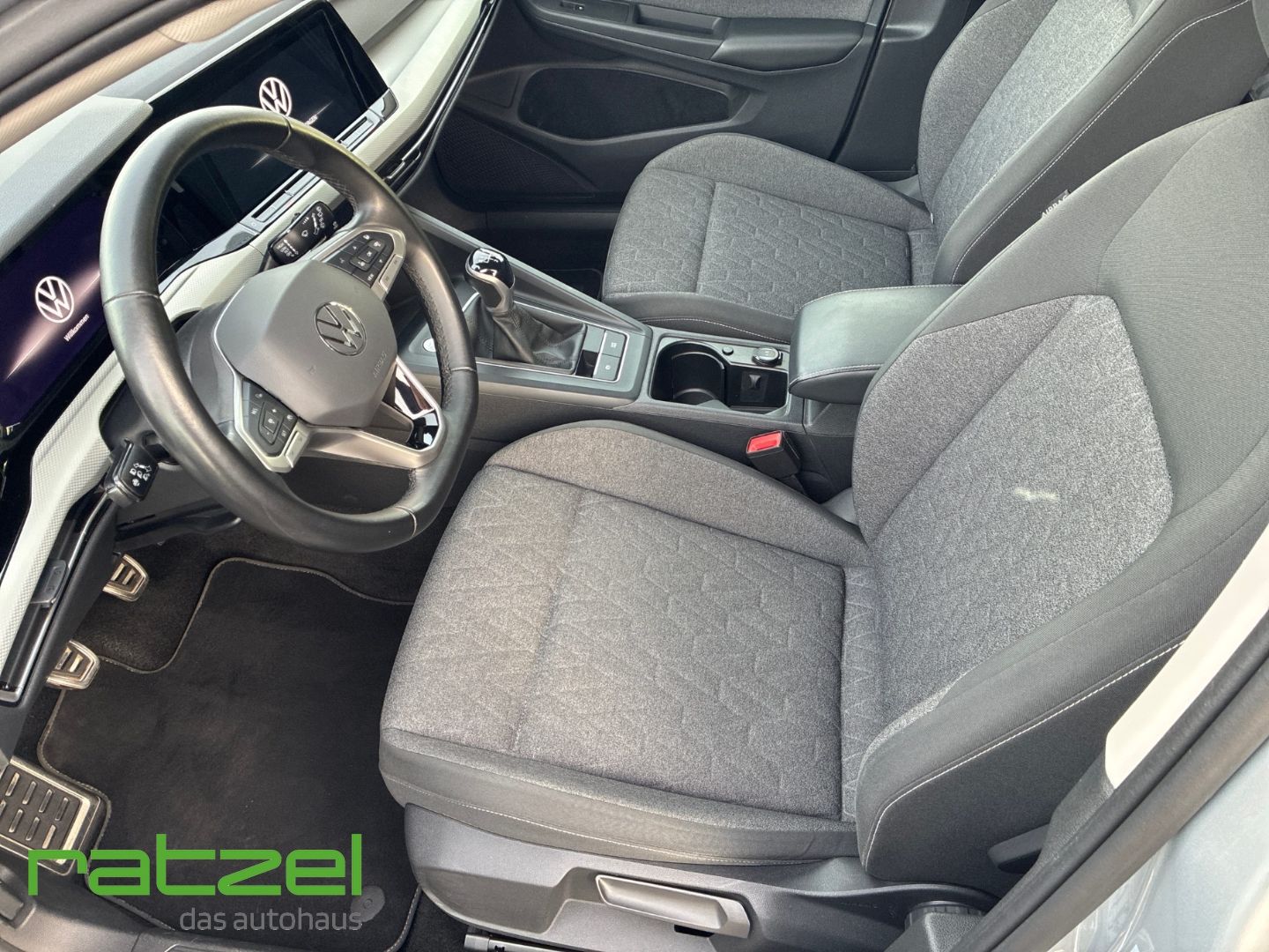 Fahrzeugabbildung Volkswagen Golf VIII 2.0 TDI Move AHK-klappbar Navigation