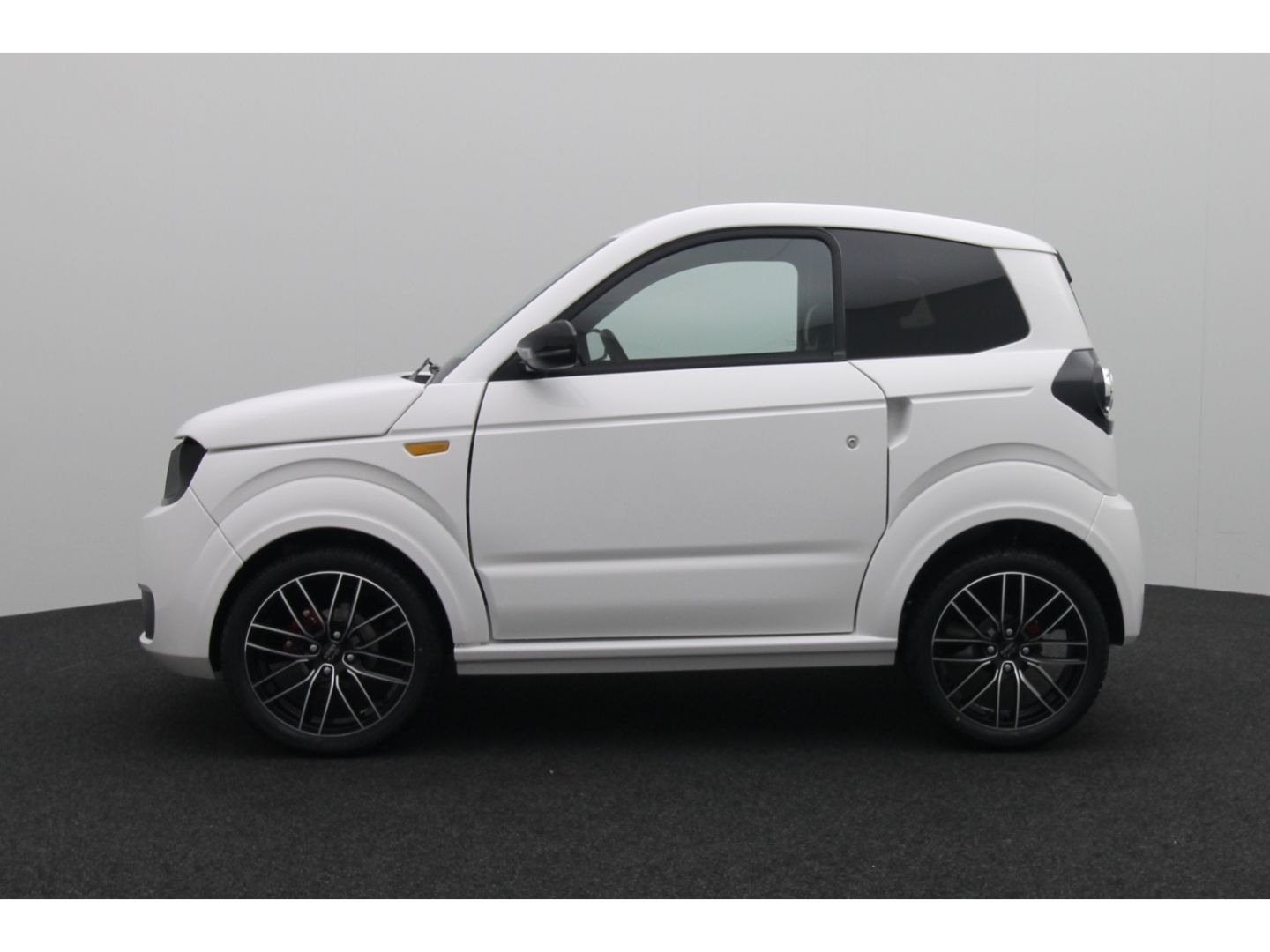 Fahrzeugabbildung Ligier MYLI I.DEAL Fahren ab 15 Leasing 199 Eur. MTL