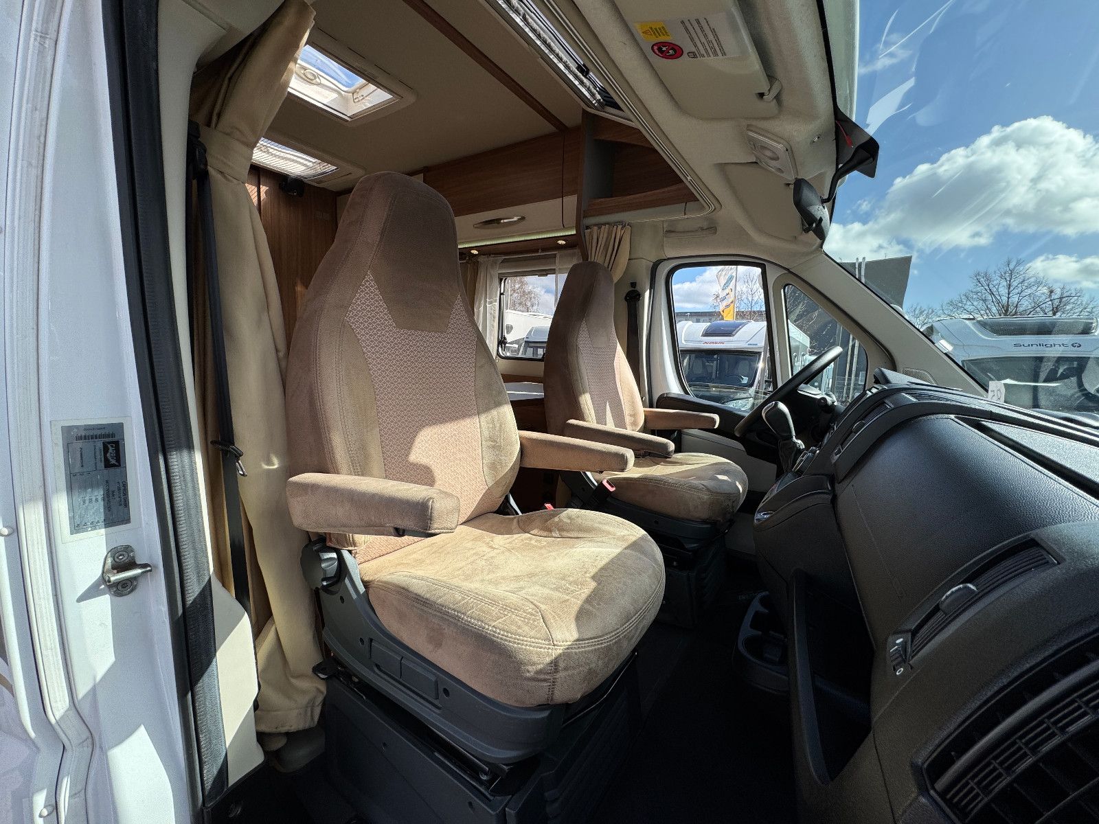 Fahrzeugabbildung Carado T 334 FIAT DUCATO AUTOMATIK SOLAR TV SAT AHK CAM