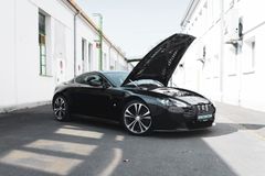 Fahrzeugabbildung Aston Martin V12 Vantage Carbon Black Edition *MwSt / Manual*