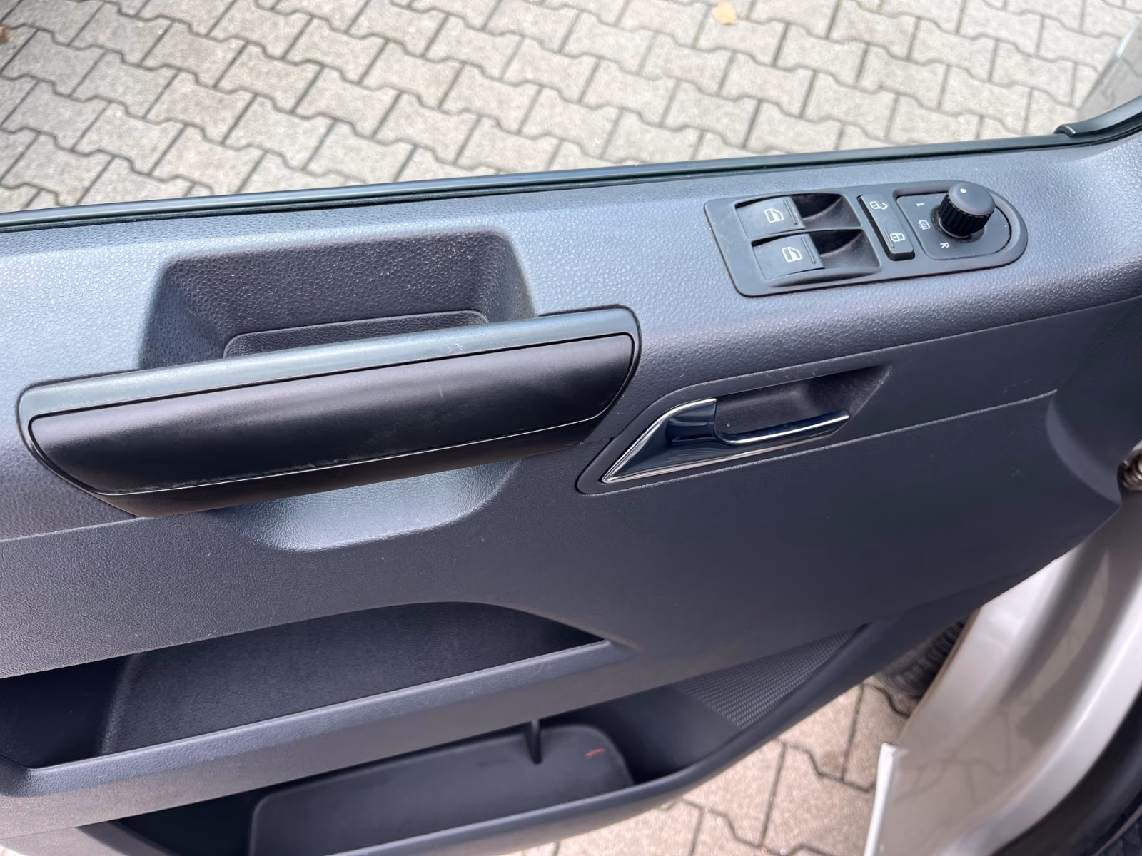 VOLKSWAGEN T5 MULTIVAN 2.0 TDI 140ch - STARLINE - ATTELAGE - PARK ASSIST AVANT/ARRIÈRE - CHAUFFAGE AUXILIAIRE - 1 ERE MAIN