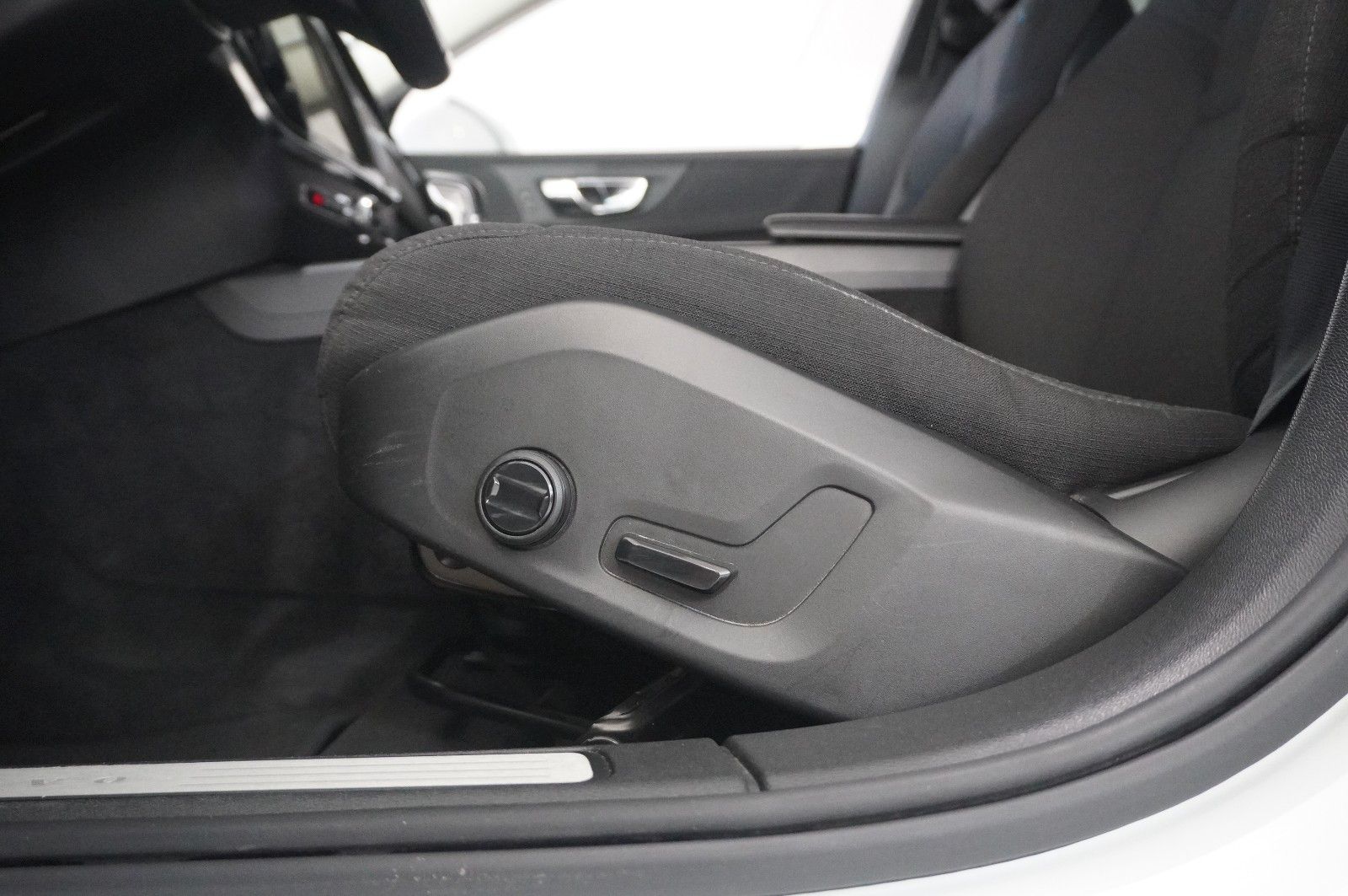 Fahrzeugabbildung Volvo V60 Kombi  MOMENTUM PRO NAVI/LED/KAMERA/SHZ/DAB+