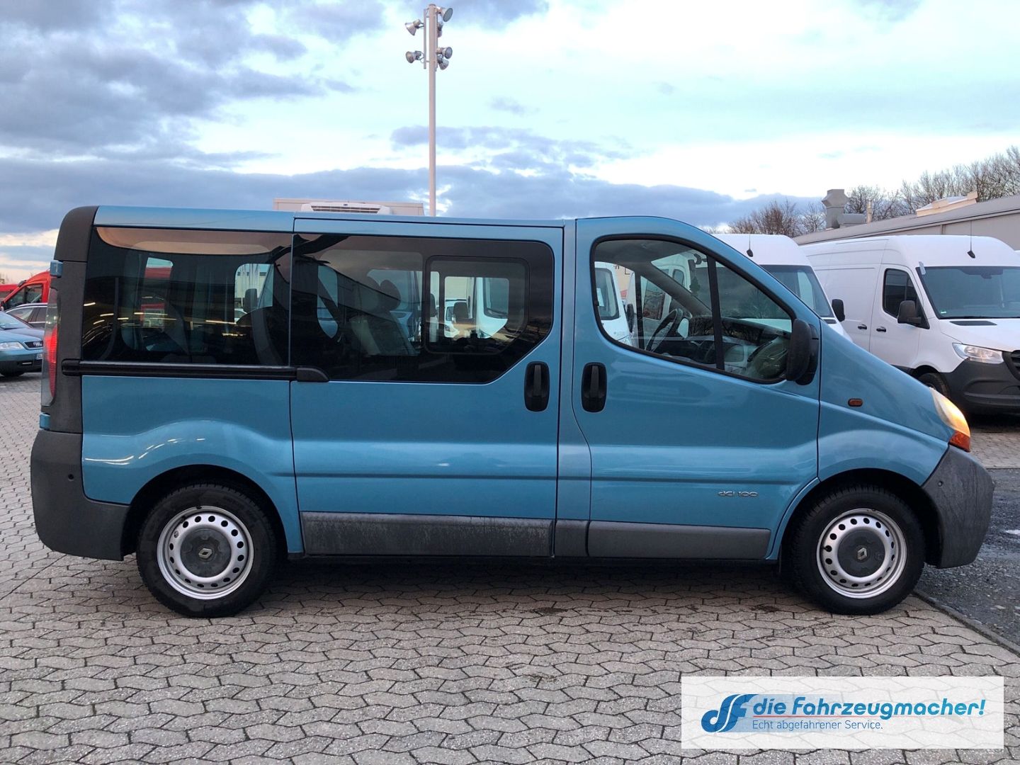 Fahrzeugabbildung Renault Trafic Combi Behindertengerecht Rampe Export TÜV