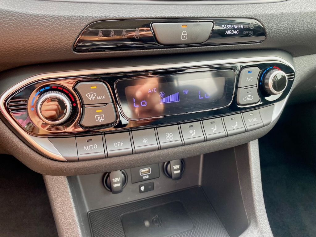 Fahrzeugabbildung Hyundai i30 1.0 AAC SHZ KAMERA ALU ALLWETTER CARPLAY