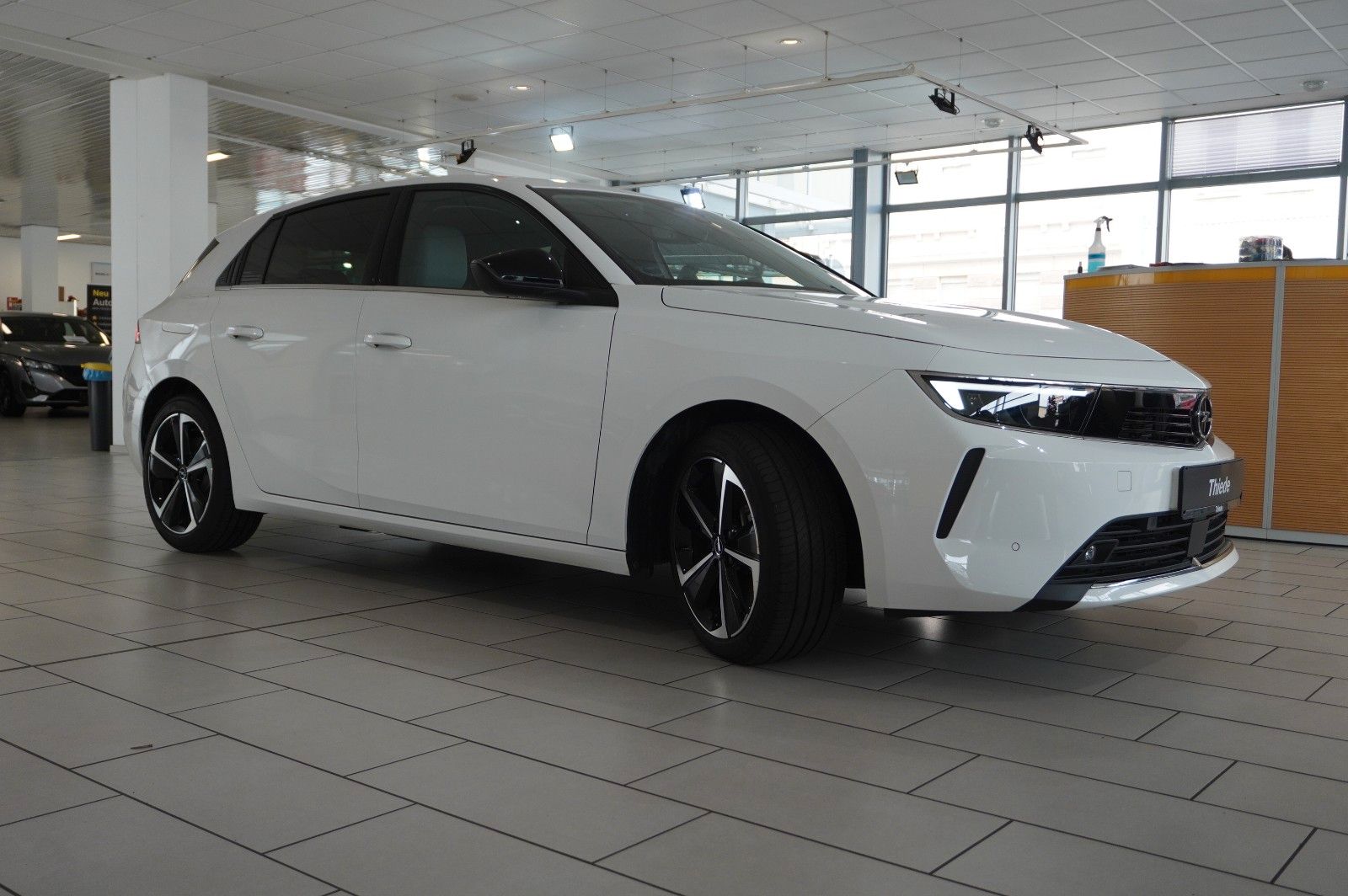 Fahrzeugabbildung Opel Astra L Lim. 1.6 HYBRID ELEGANCE NAVI/LED/KAMERA