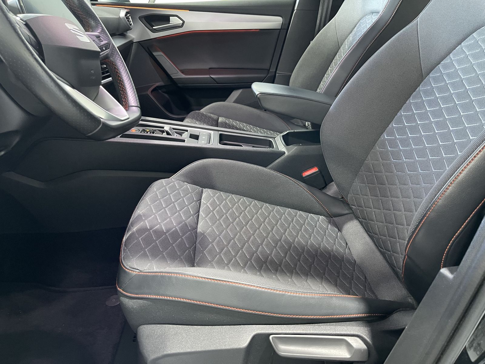 Fahrzeugabbildung SEAT Leon FR 2.0 TDI*LED*Navi*Beats*ACC*Navi*