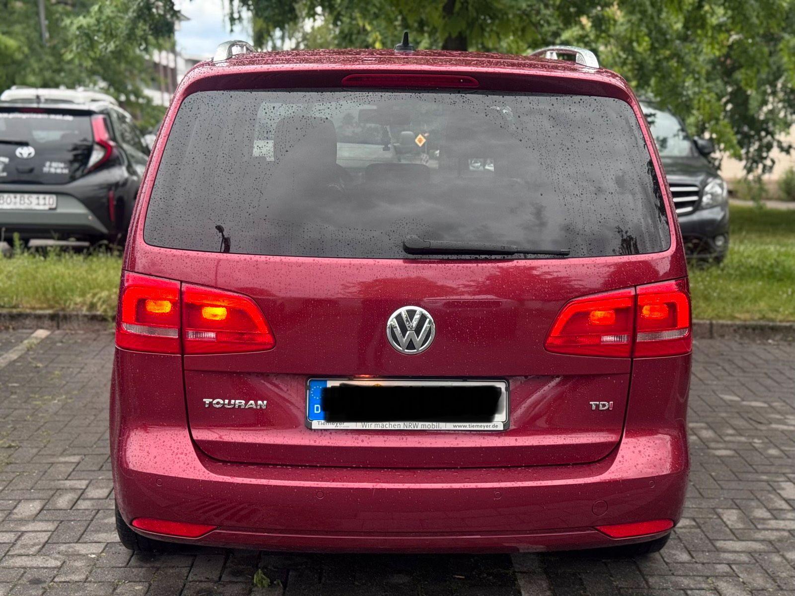Volkswagen Touran 2013 — interior