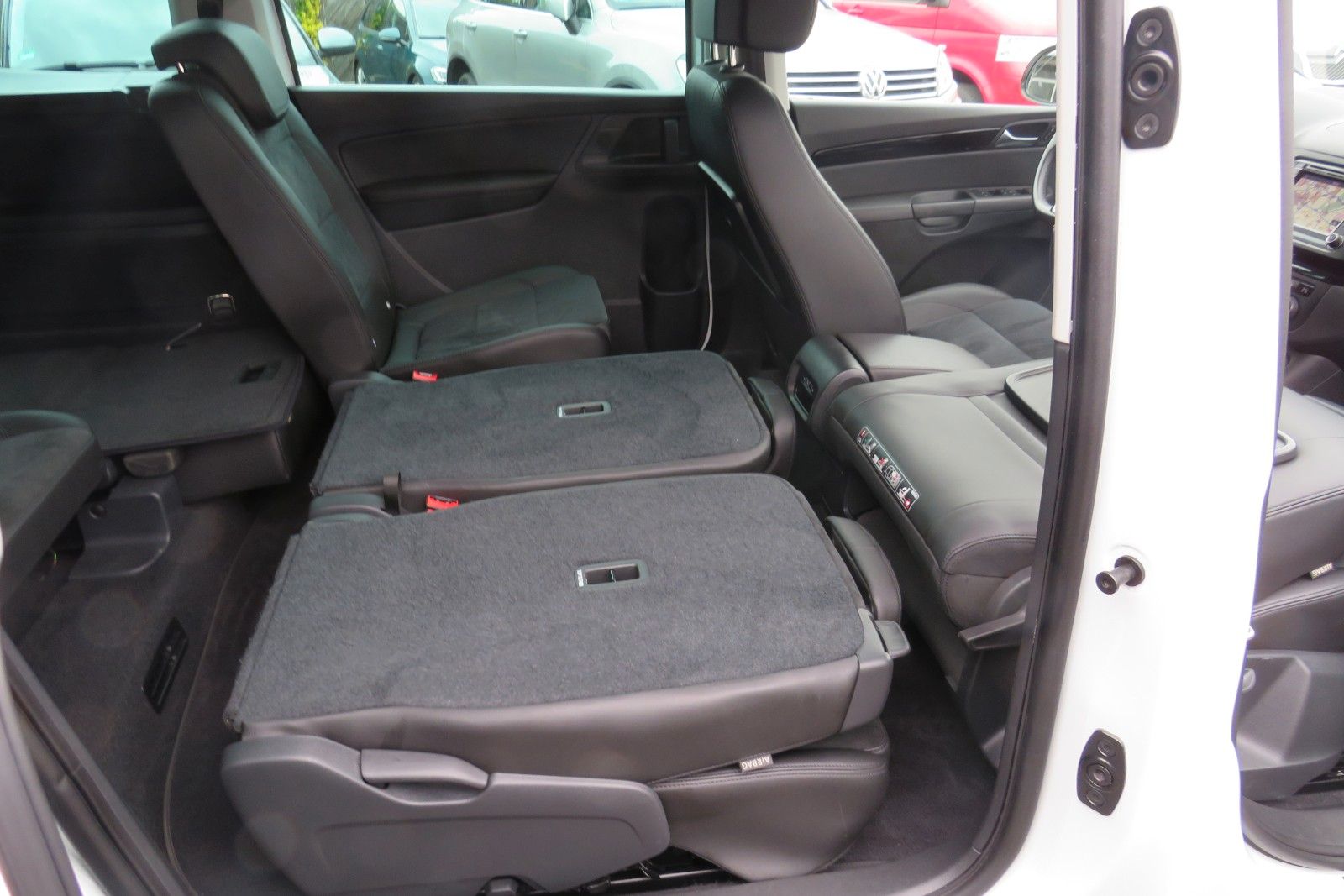 Fahrzeugabbildung Volkswagen Sharan Highline 7-SITZE AHK NAVI ACC 1.HAND