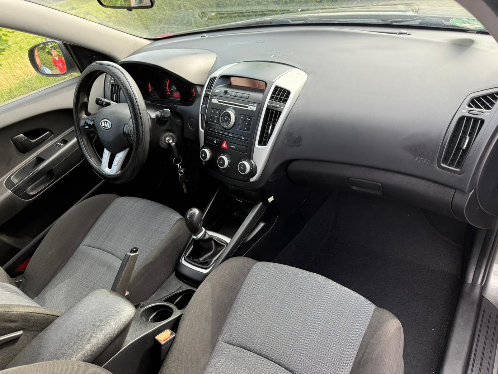 Kia cee'd 2011 — photo 13