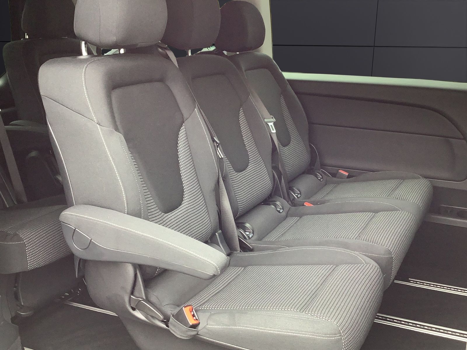 Fahrzeugabbildung Mercedes-Benz V 250 d EDITION 4M 7-Si. LED AHK NAVI MBUX