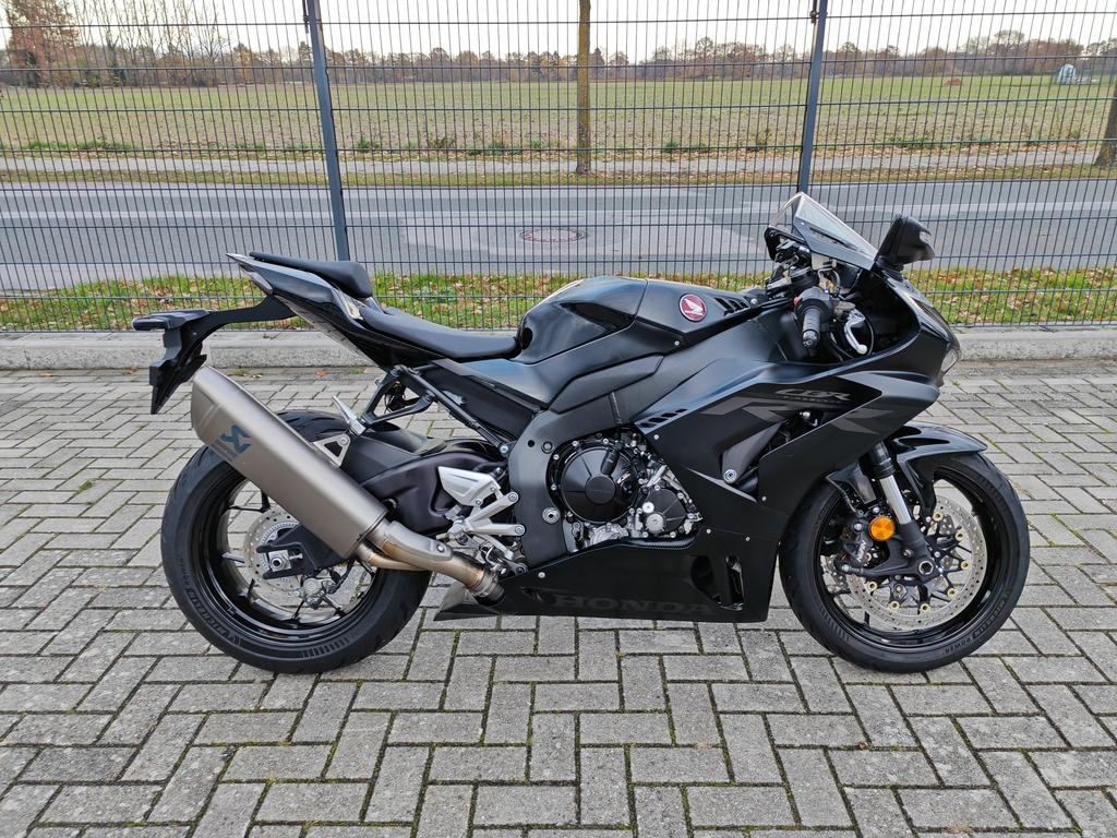 Honda CBR 1000 RR-R Fireblade ABS AKRA + HELM