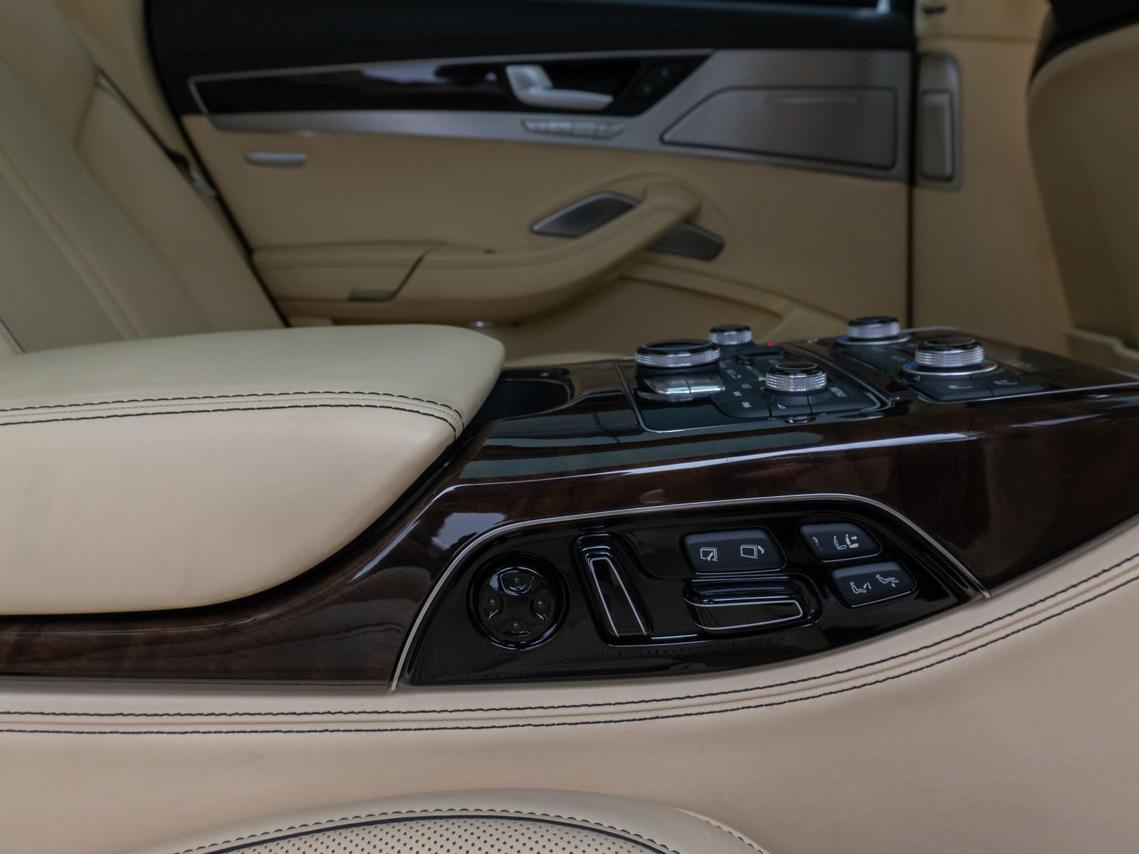Fahrzeugabbildung Audi A8 W12 Lang Chauffeur GSD B&O Keramik TV Voll