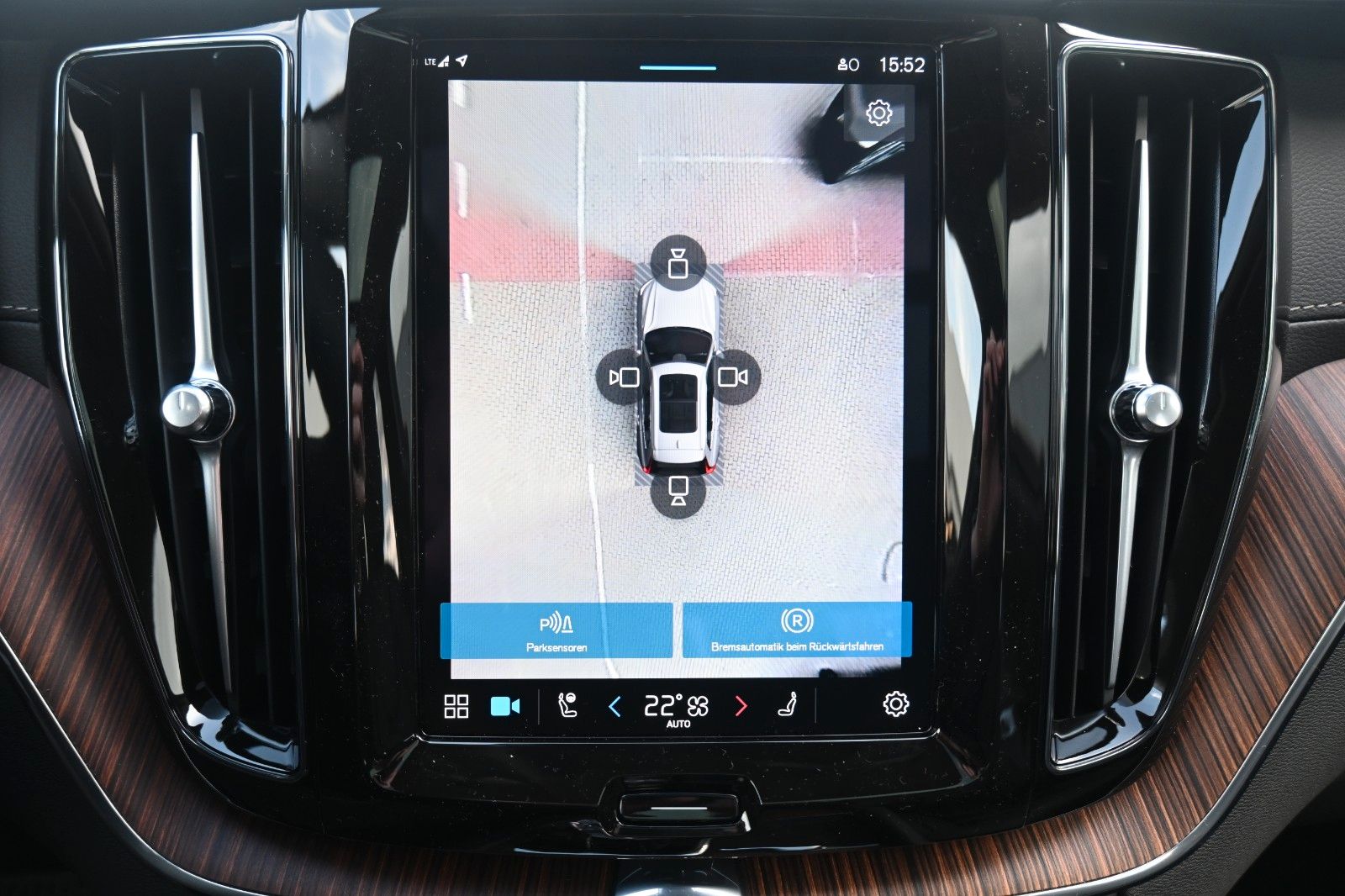 Fahrzeugabbildung Volvo XC60 B4 D AWD Ultimate Dark*STDHZG*360°*LUFT*ACC