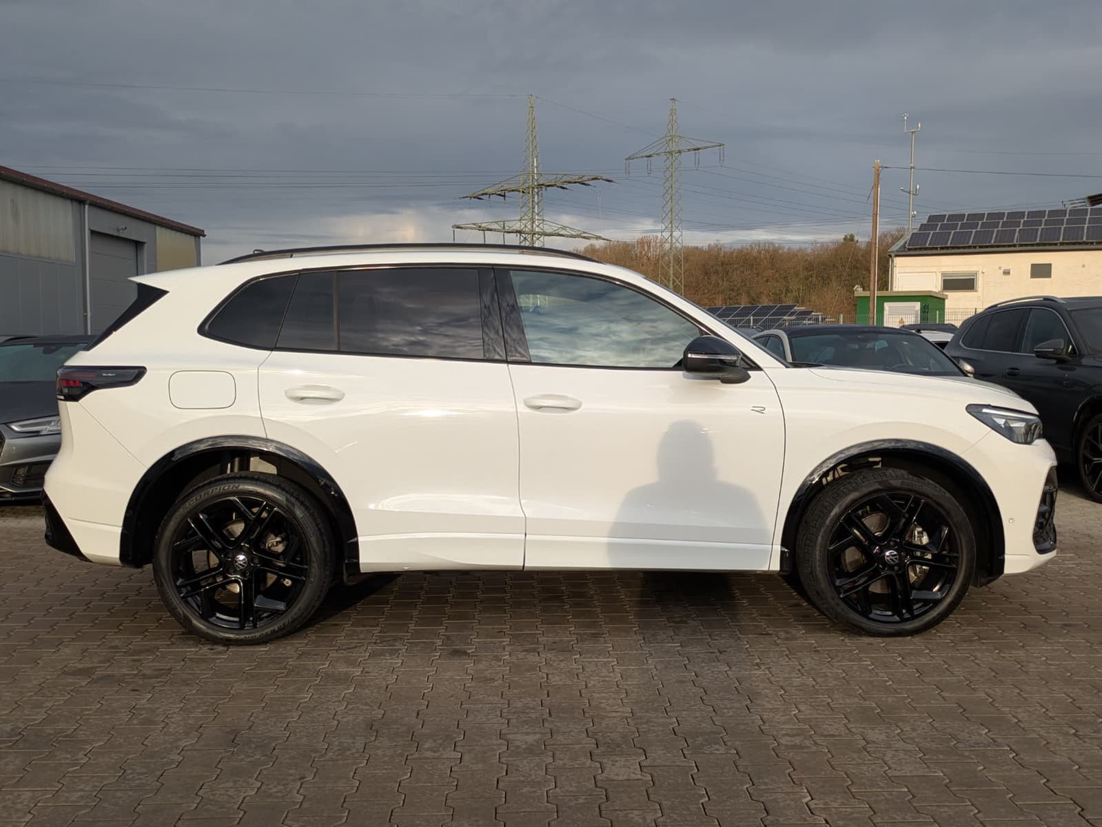 Fahrzeugabbildung Volkswagen Tiguan 2.0 TDI 4M R-Line PANO*H&K*AHK*MATRIX*20"