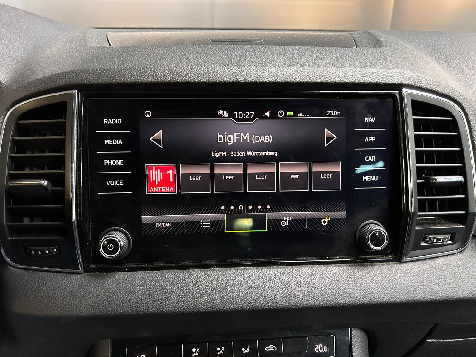 Fahrzeugabbildung SKODA Karoq 1.5 TSI Ambit Sport DESIGN+VIRTU+KAM+LED+