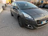 Peugeot 5008 1.6 HDi 115CV Active - Peugeot 5008 mit Diesel-Antrieb: Kleinbus, 1.6