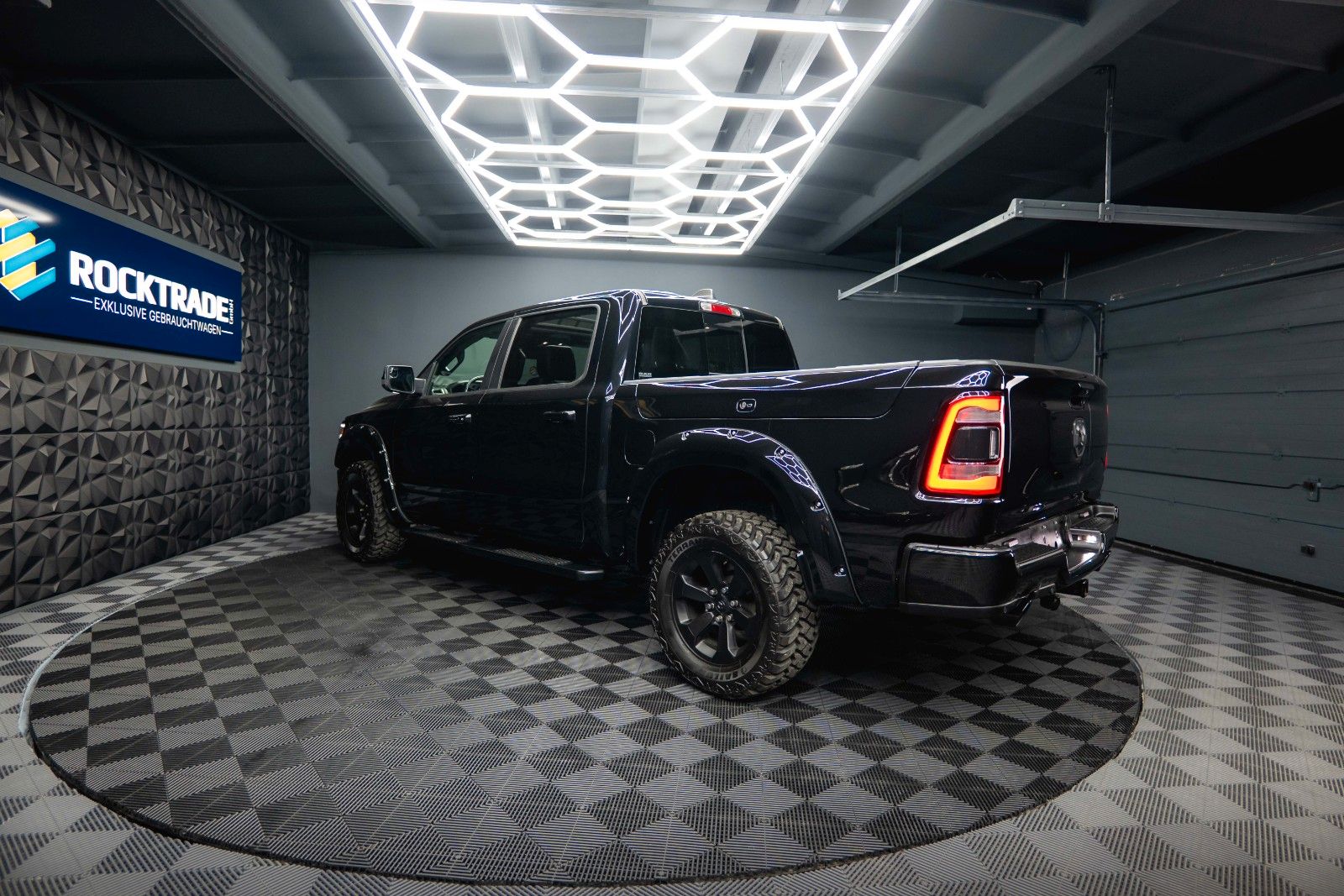 Fahrzeugabbildung Dodge RAM 5.7 V8 HEMI 4x4 REBEL LIMITED RamBox ACC 19%
