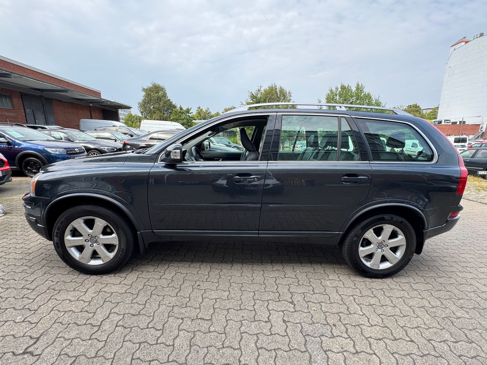 Fahrzeugabbildung Volvo XC90 2.4 D5 AWD GEARTRONIC 7-SITZER VOLL TÜV NEU