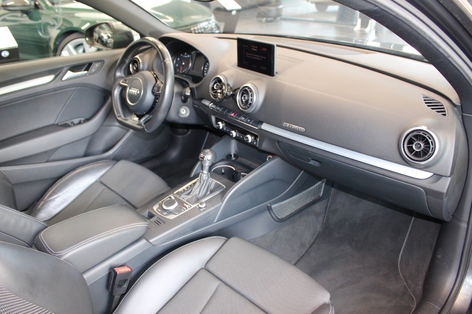Fahrzeugabbildung Audi A3 1.8 TFSI S Line Sportpaket Quattro 18"Rotor