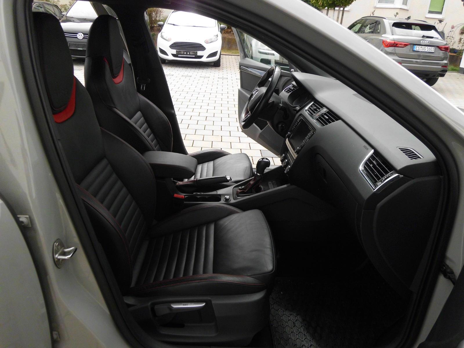 Skoda Octavia Combi RS 2.0 220ch - 2 ème main - Carnet entretien - Pneus été - Régulateur de vitesse - Navi