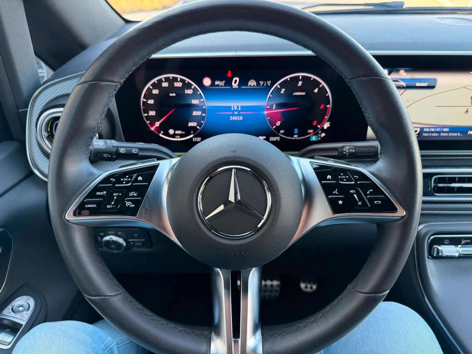 Fahrzeugabbildung Mercedes-Benz V 300 d 4MATIC STYLE AMG DISTRONIC MULTIBEAM