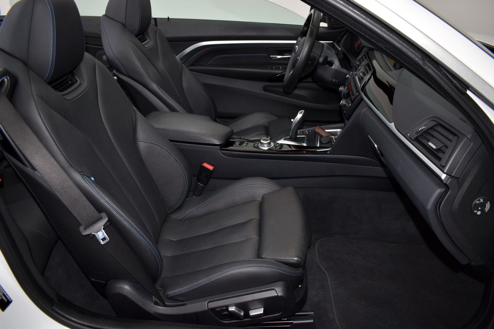 Fahrzeugabbildung BMW Cabrio 440i xDrive M-Pak,HUD,Kamera,LED,Navi,PDC
