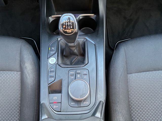 Fahrzeugabbildung BMW 218d Gran Coupé >NAV/AHK/LED/18Zoll Alu<