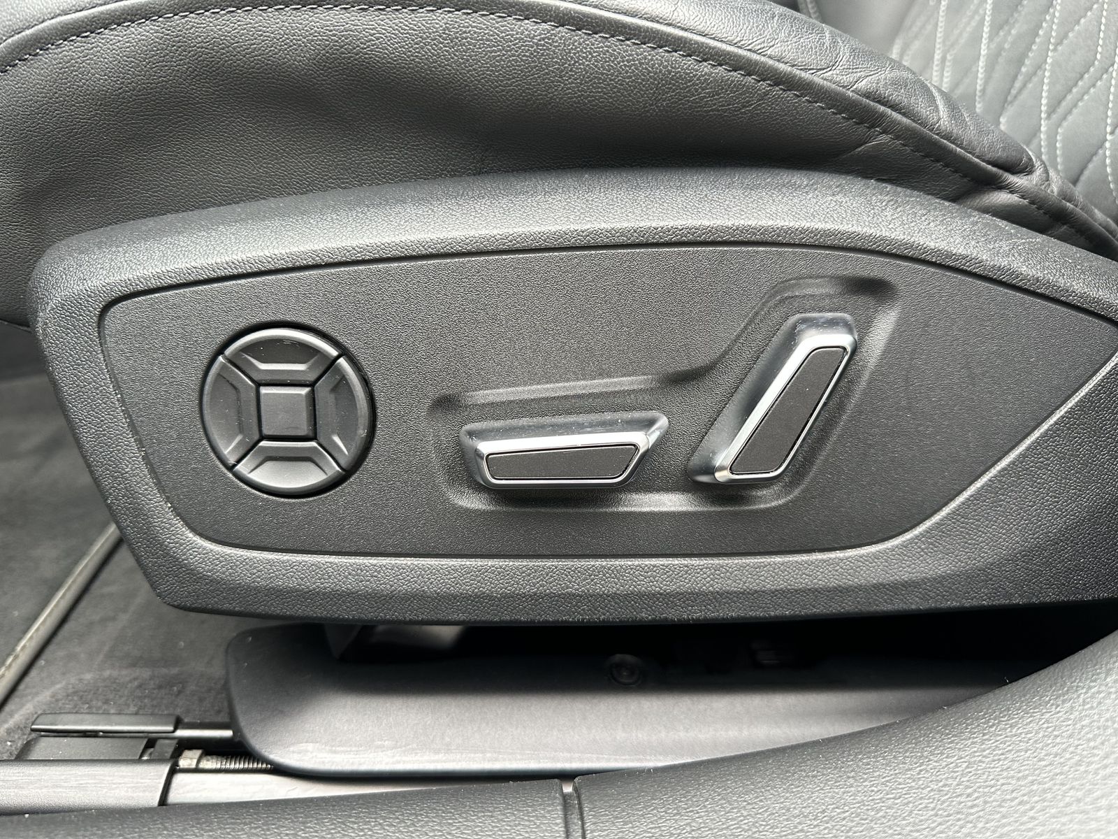 Fahrzeugabbildung Audi S6 Avant Black NAV+MATRIX+B&O+PANO+AHK+V-COCKPIT