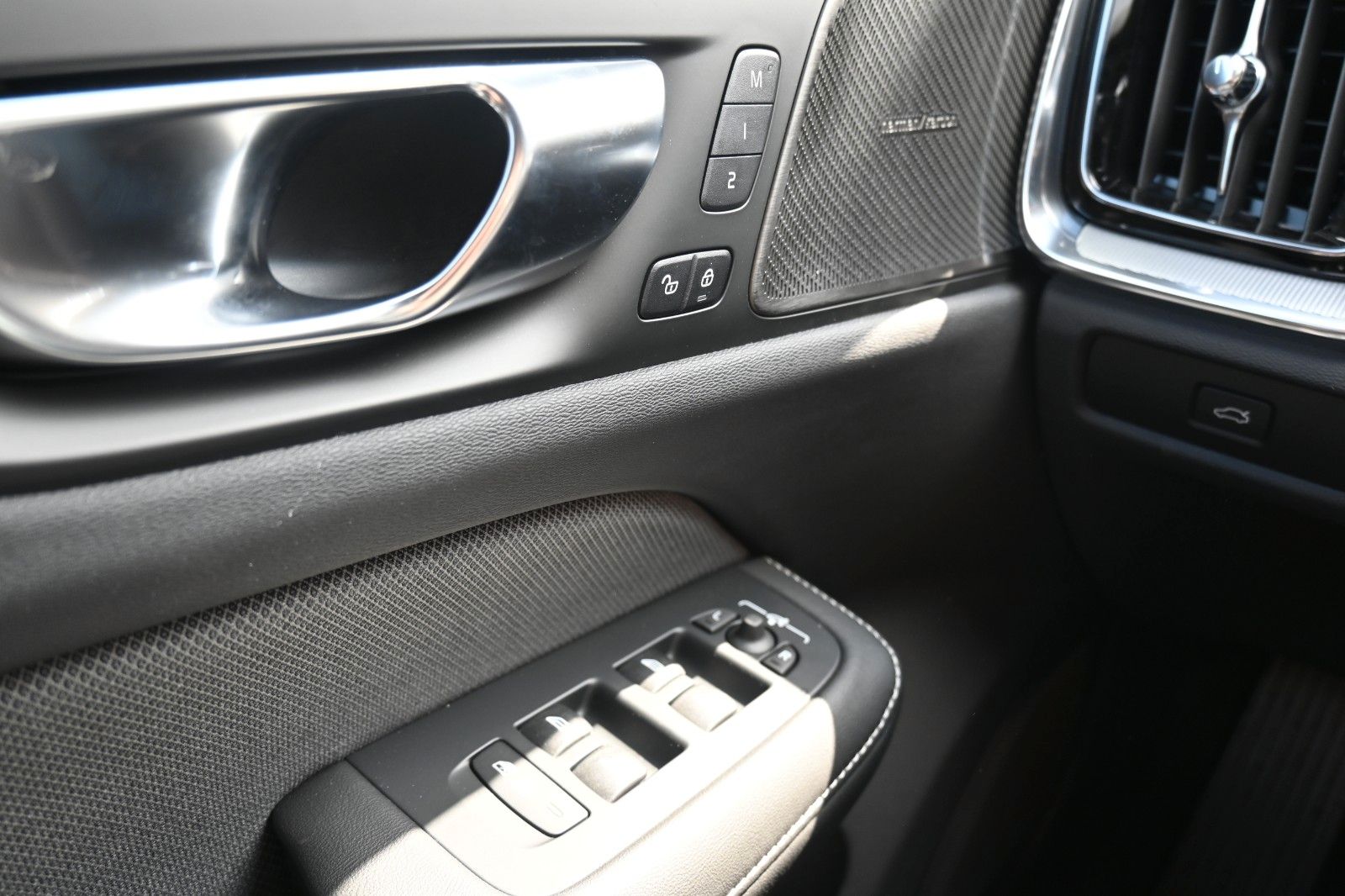 Fahrzeugabbildung Volvo V60 B4 Benzin DKG Plus Dark*FSHZG*360°*ACC