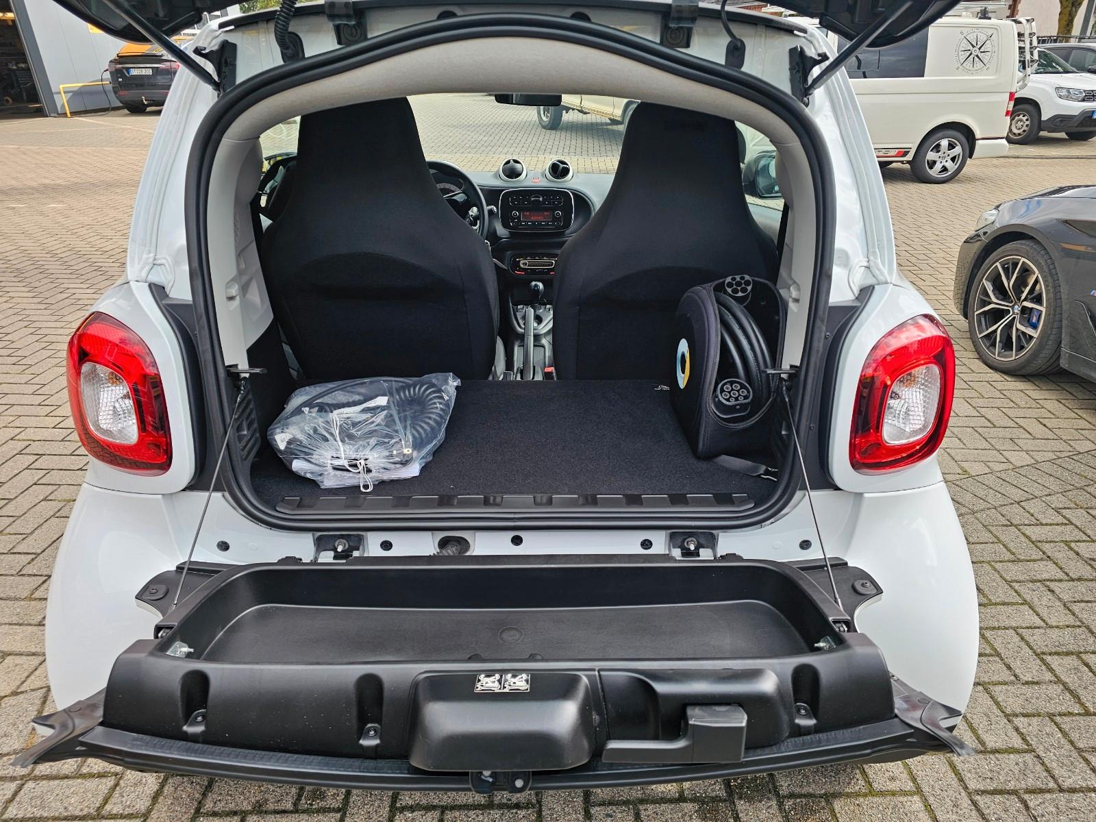 Smart ForTwo coupe EQ *Schnellladevorrichtung*DAB