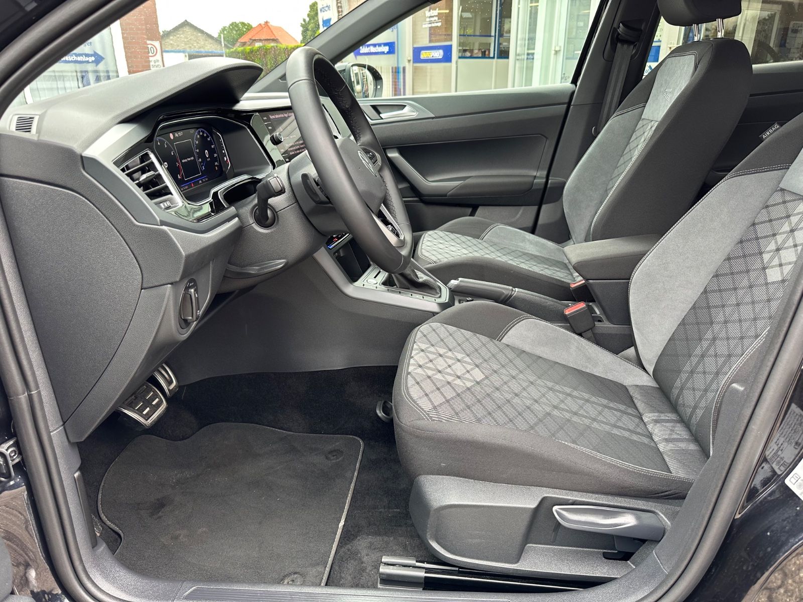 Fahrzeugabbildung Volkswagen Taigo 1.0 TSI R-Line DSG ACC/Matrix/IQ/Shzg./17"