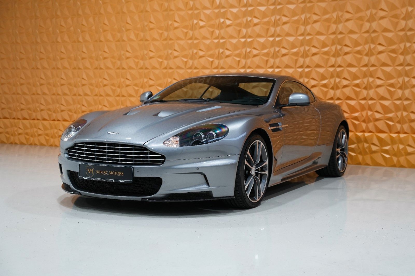 Fahrzeugabbildung Aston Martin DBS 6.0 Touchtronic V12 " Casino Royal " Carbon
