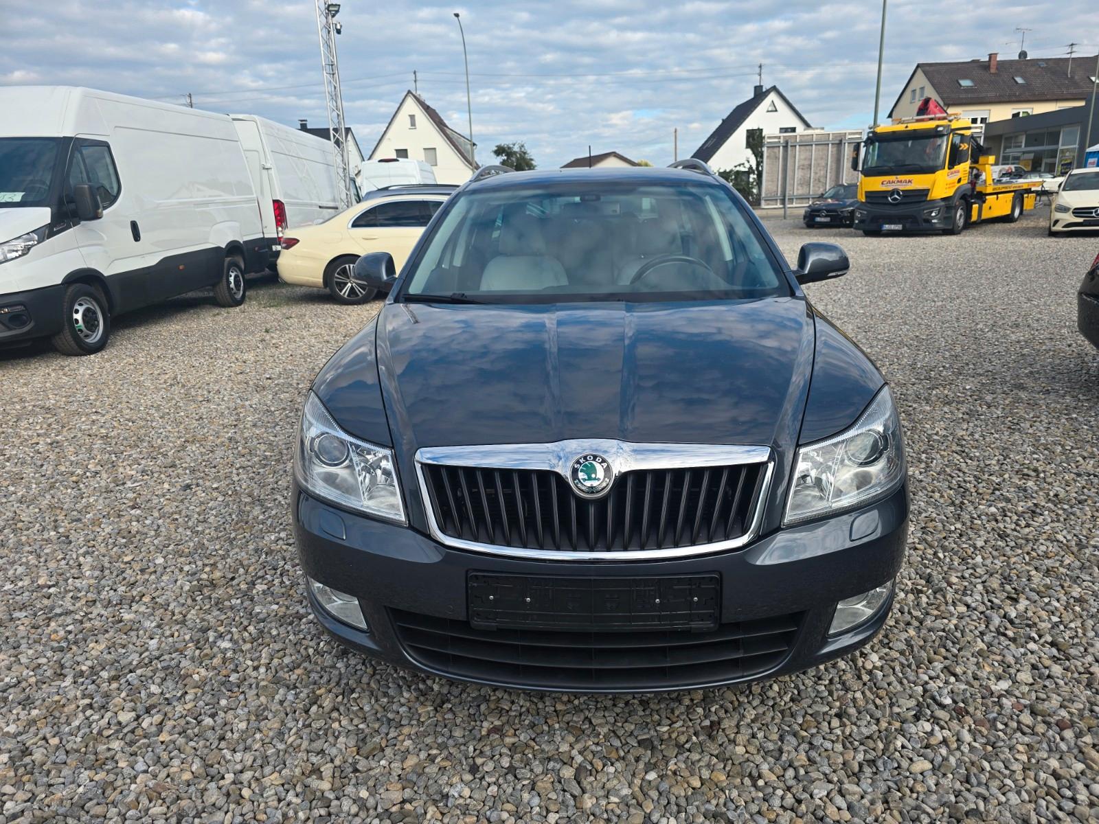 Skoda Octavia 2011 — rear view