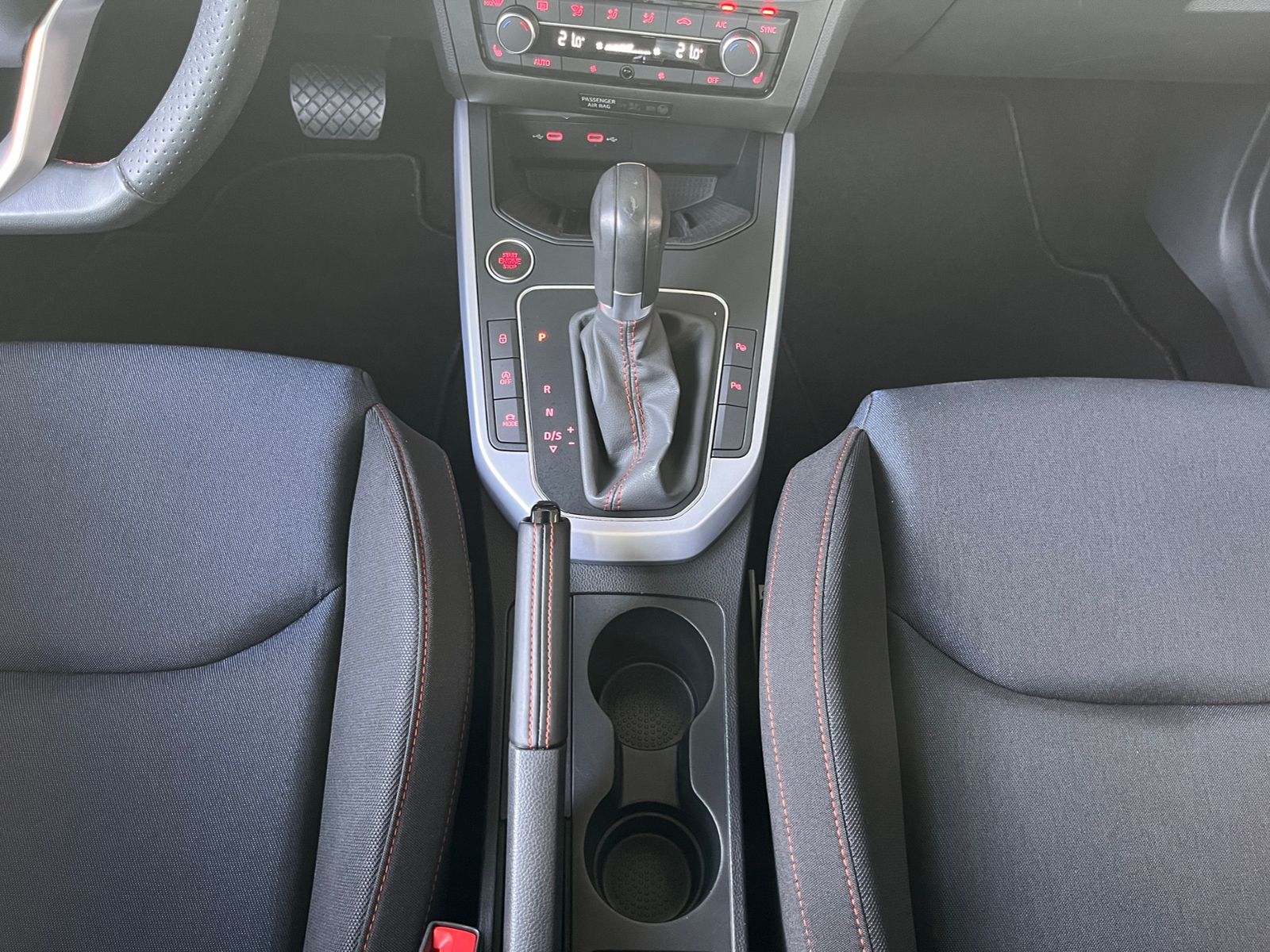 Fahrzeugabbildung SEAT ARONA  1.5 TSI DSG FR ACC LED NAV RFK SHZ 17"