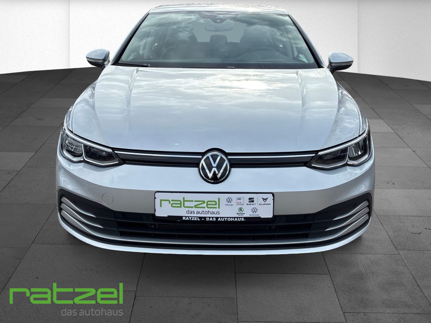Fahrzeugabbildung Volkswagen Golf VIII 2,0 Life TDI DSG Navi  LED Sitzhzg ACC