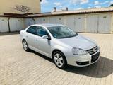 Volkswagen Jetta 1.6 | KENWOOD Autoradio | 8-Fach bereift - gebrauchte VW Jetta aus dem Jahr 2010