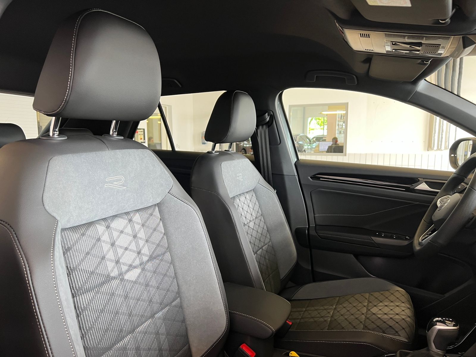 Fahrzeugabbildung Volkswagen T-Roc R-Line 1.5 TSI DSG *LED, Easy Open, 18"-LM