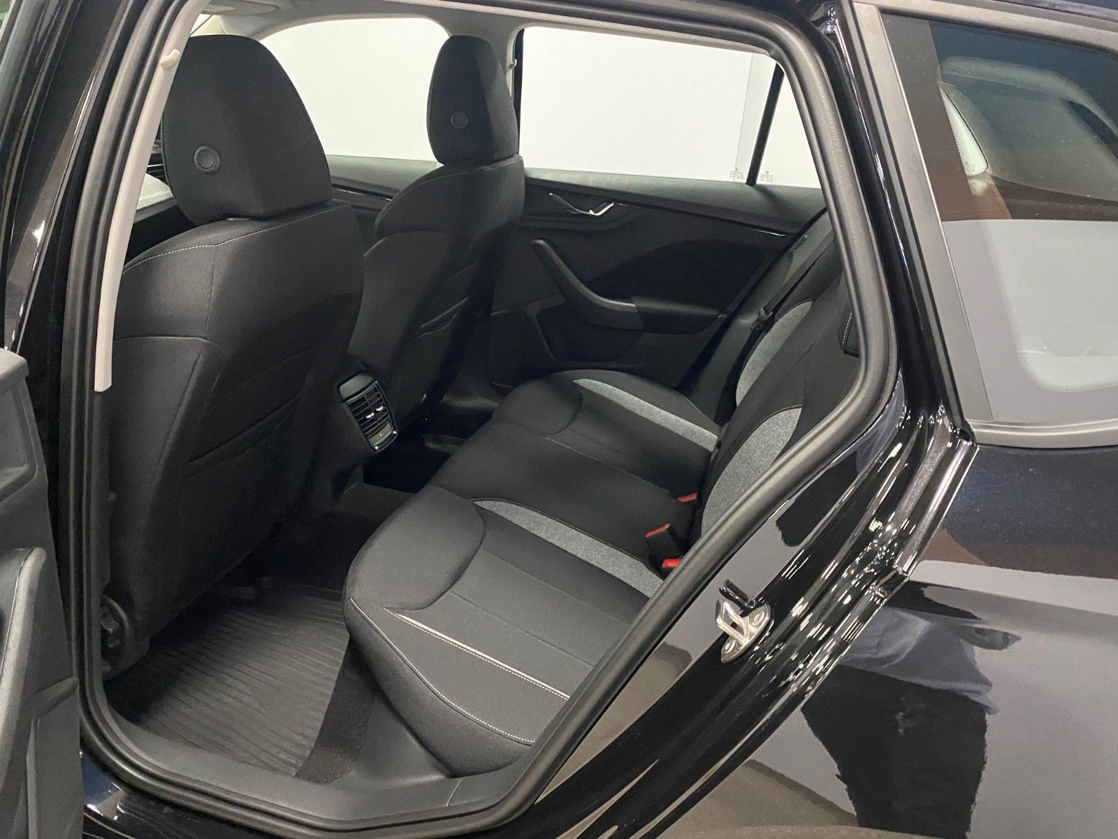 Fahrzeugabbildung SKODA Kamiq 1.0 TSI DSG Selection+KAMERA+PDC+16"Alu+BC