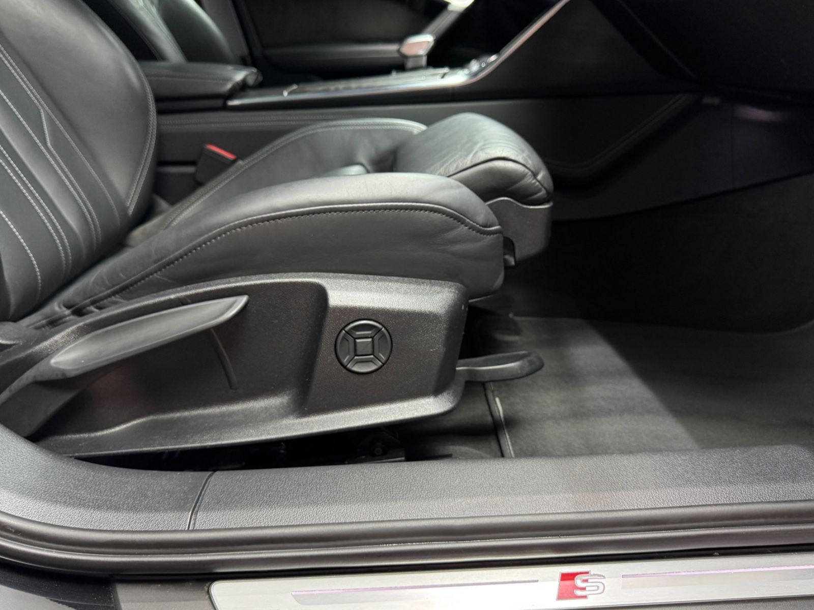Fahrzeugabbildung Audi A6 Avant 50 TDI quattro sport|S-LINE|PANO|MATRIX