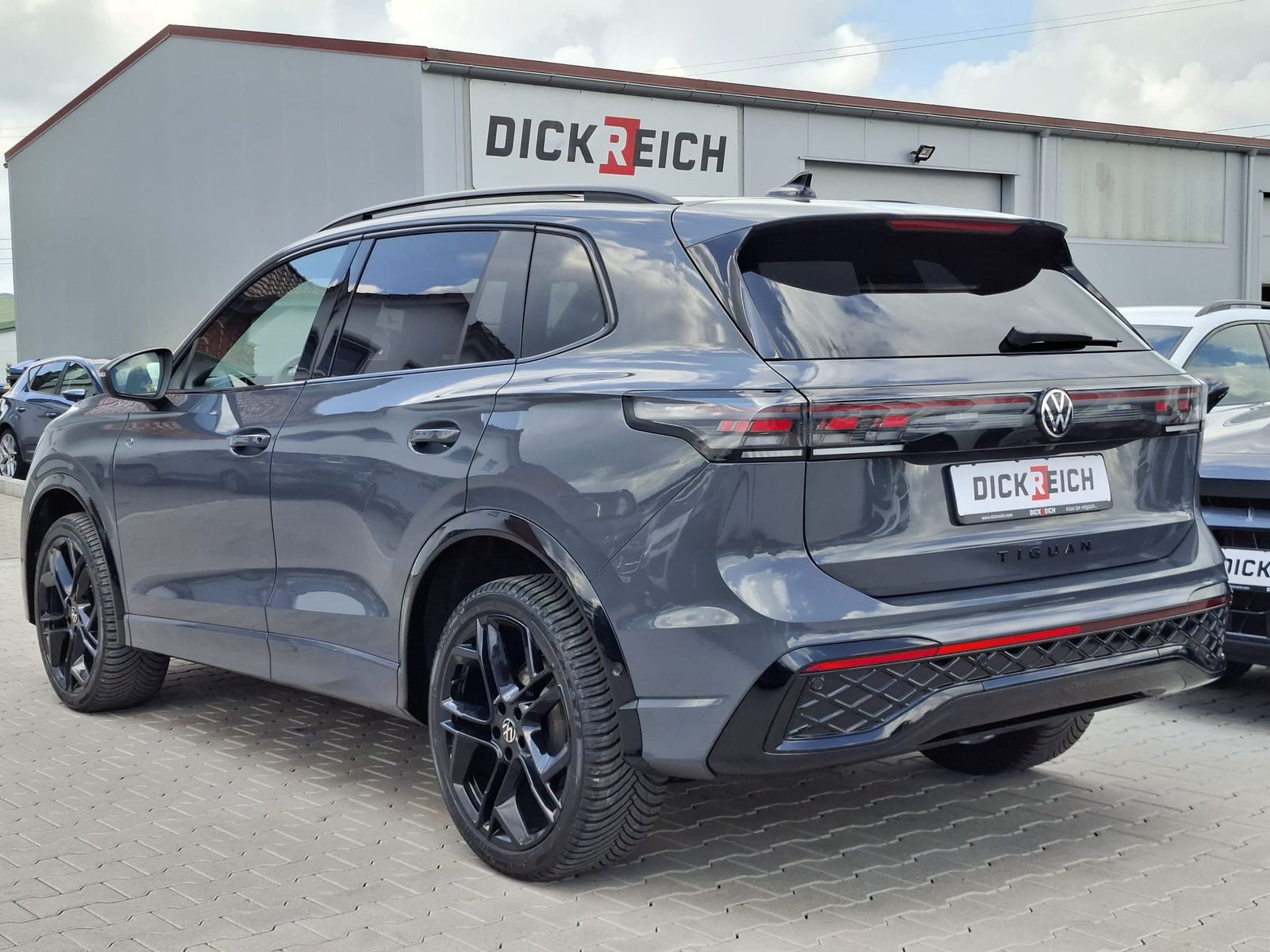 Fahrzeugabbildung Volkswagen Tiguan 2.0 TDI 4M R-Line BLACK*PAN*HK*AHK*MATRIX