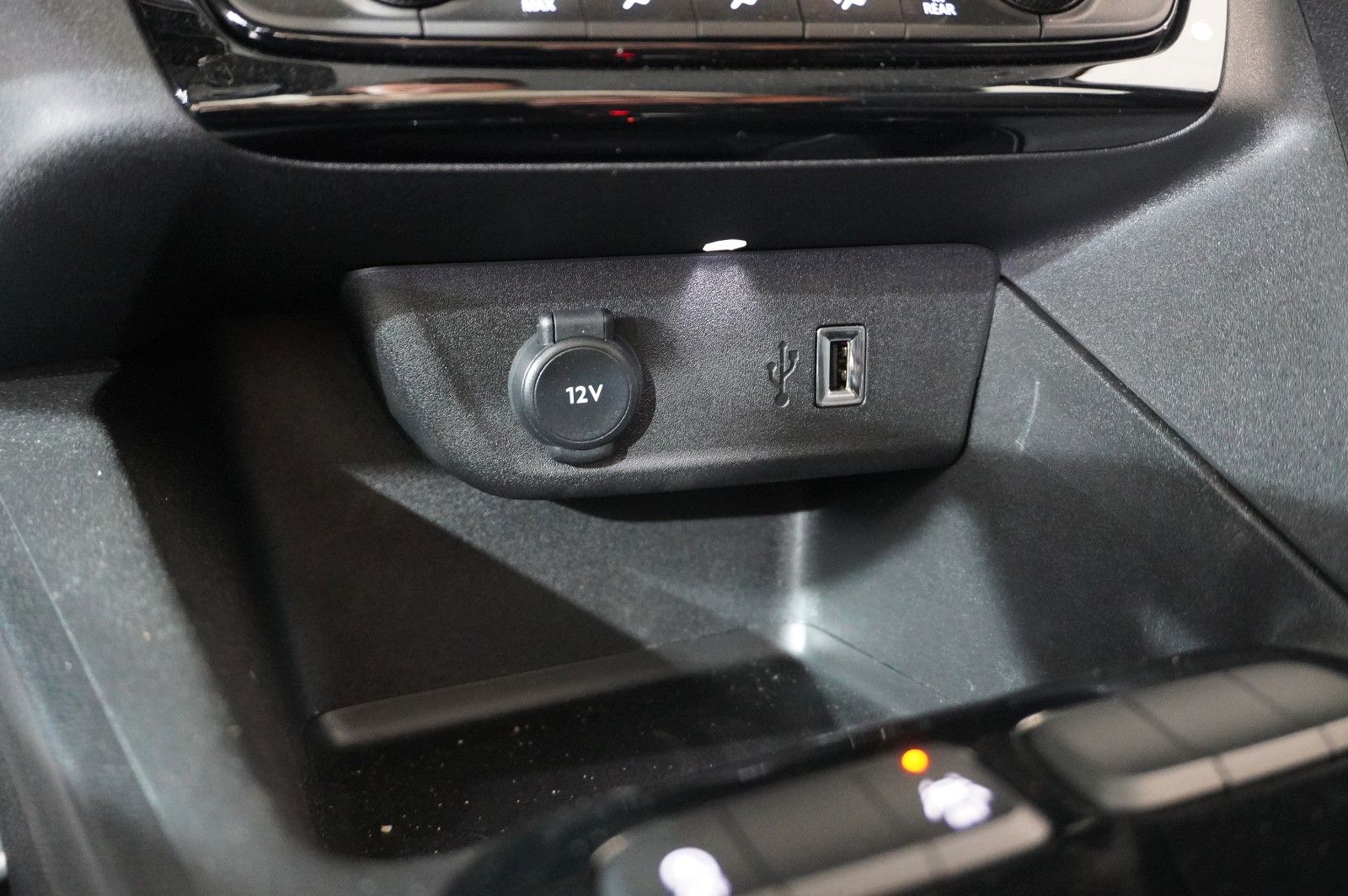 Fahrzeugabbildung Opel Corsa F 1.2T EDITION AT NAVI/LED/SPORT/TEMP/DAB+