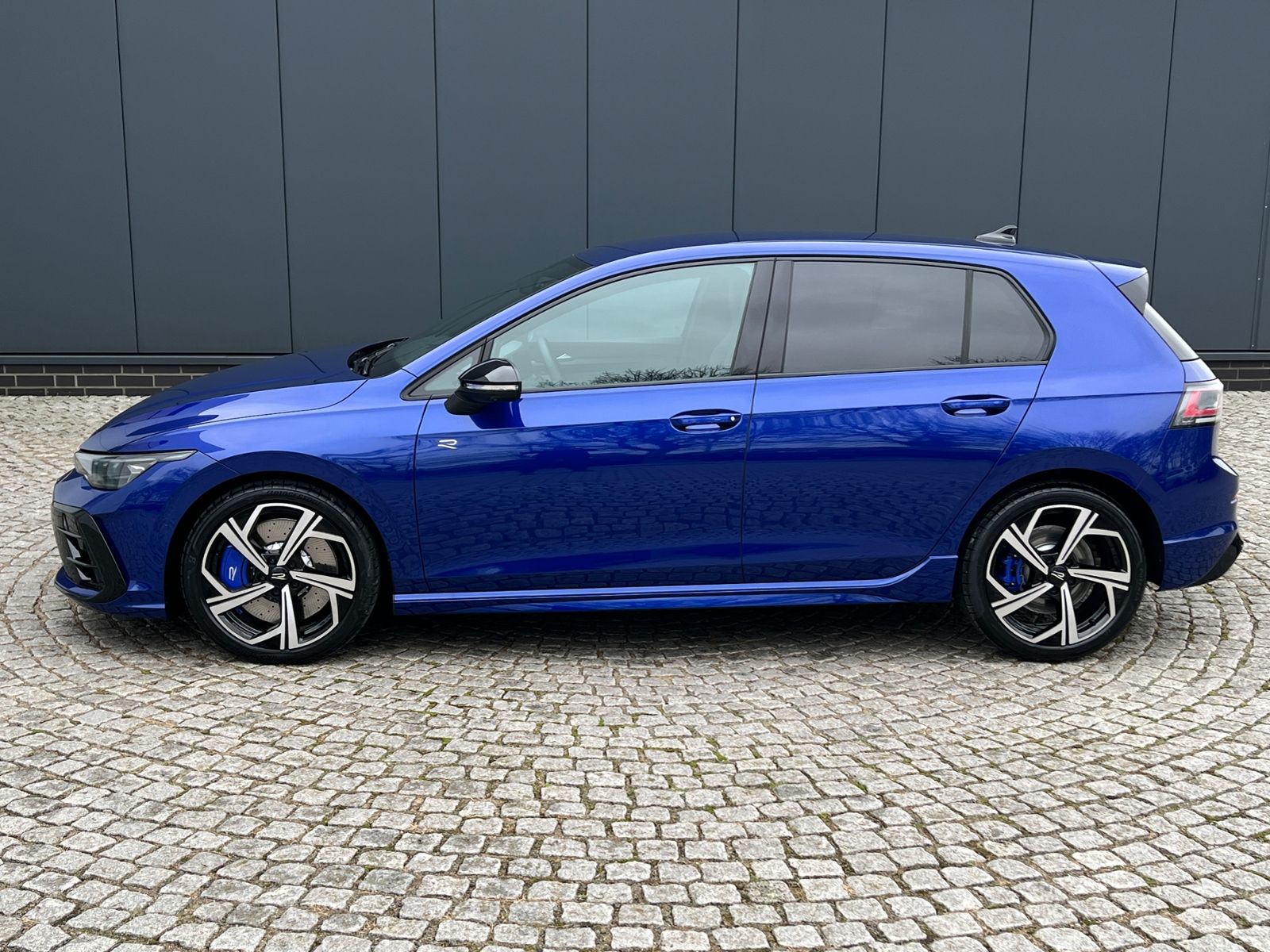Fahrzeugabbildung Volkswagen Golf VIII R 2.0 TSI DSG 4MOTION *IQ.Light, Black